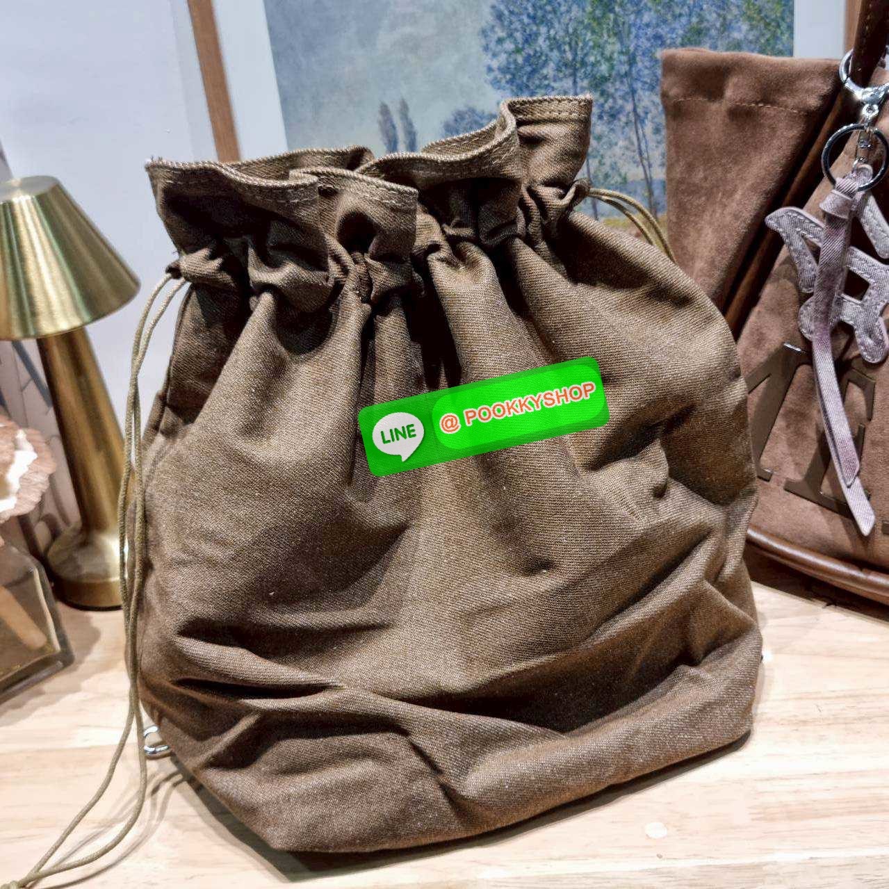 Merge a day bag (medium) 🔆 Details จะกี่รุ่นก็แรงไม่ไหว! กับกระเป๋าสะพายทรงสวย รุ่นผ้ากำมะหยี่ โทนสีน้ำตาลที่กำลังอินมากสำหรับปีนี้ รูปทรงยืดหยุ่น สามารถปรับปีกกระเป๋าเก็บทรงได้ สายสะพายคล้องไหล่ในตัว ภายในมีกระเป๋าผ้าซ้อนให้ ถอดออกได้ (มีอะไหล่เก