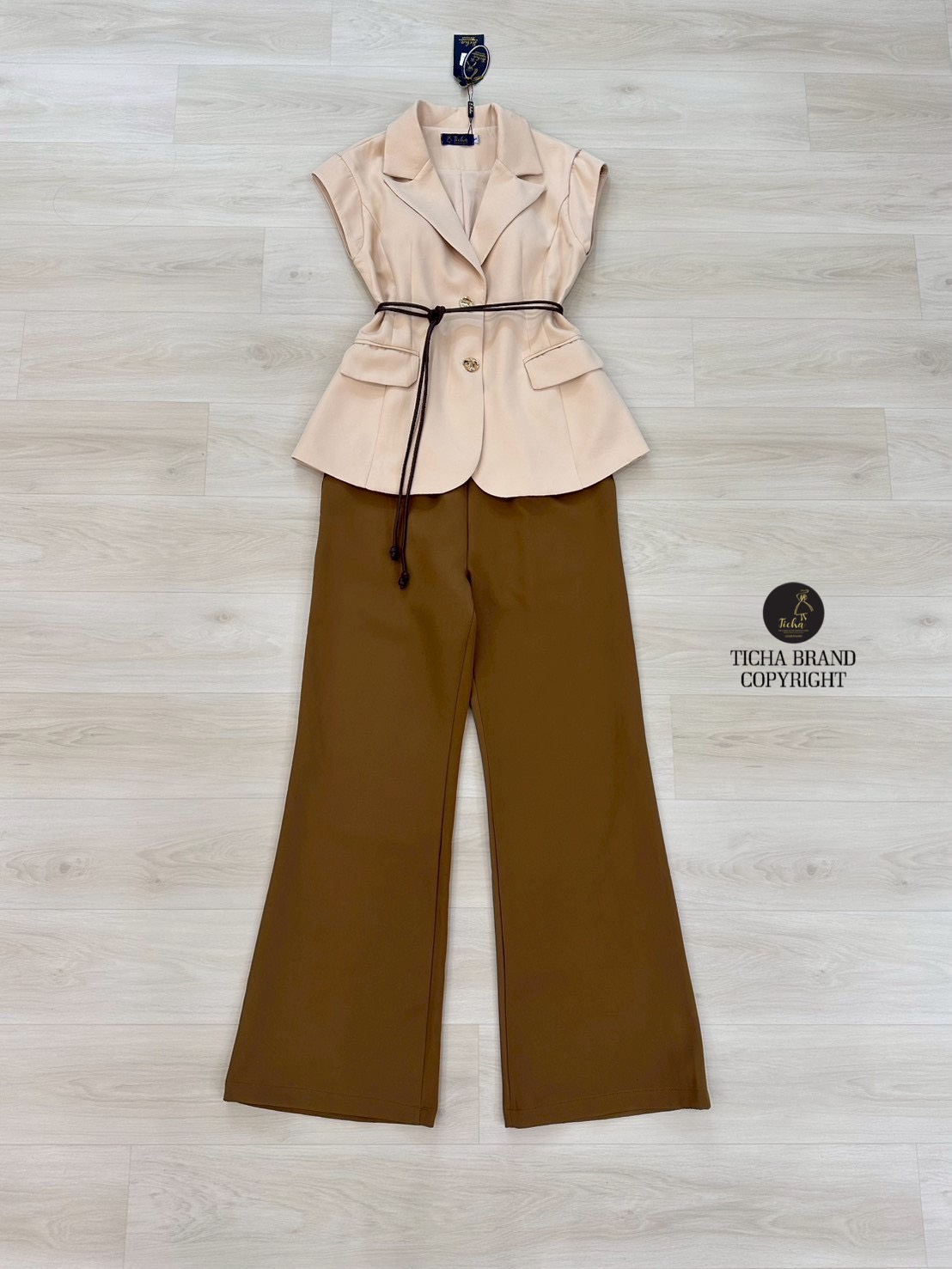 ชุดเซทแฟชั่น Set 3ชิ้น เสื้อ+กางเกง+สายเข็มขัด ดีเทลเสื้อคอปกทรงแขนล้ำโทนสีไอวอรี่