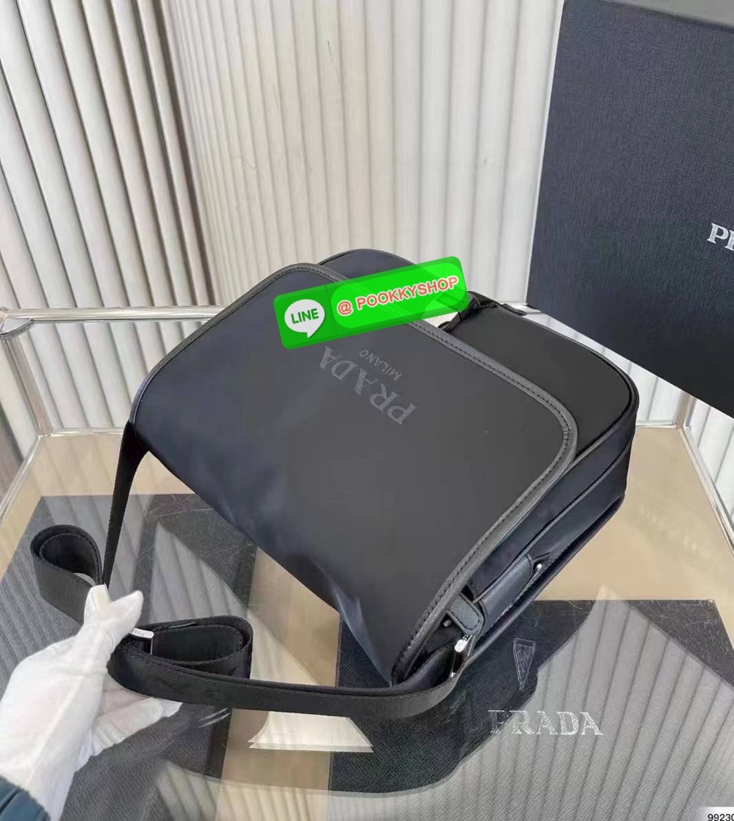 Prada Nylon Crossbody Box Bag พร้อมส่งรุ่นใหม่ New Arrival จากแบรนด์Prada ทรง Messenger ทรงยอดฮิตของคุณผู้ชายเลยค่ะ วัสดุทำจากผ้าNylon อย่างหนา กันน้ำได้คะ มีโลโก้แบรนด์อยู่ข้างหน้า ตัวกระเป๋าอยู่ทรง อะไหล่เงินทั้งใบ ด้านในบุผ้าลายแบรนด์อย่างดี เปิดปิดด้ว