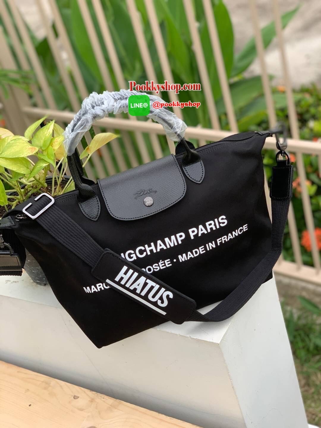Longchamp by shayne oliver top handle Bag L อีกหนึ่งคอลเลคชั่นแบบลิมิเตทที่ออกแบบโดย Shayne Oliver นักดีไซน์เนอร์ชื่อดังระดับโลก ด้วยรูปทรงกระเป๋าที่ออกแบมาเพือใช้ได้ในชีวิตประจำวัน เน้นความเรียบหรู และง่ายต่อการถือและสะพายอย่างคล่องตัว ใส่สิ่งของได้เยอะส