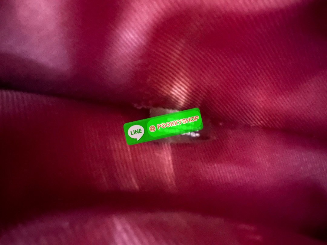 Coach C0698 เรียบแต่เฉียบทุกองศา ความคลาสสิกที่แฝงไว้ด้วยกลิ่นอายความเท่ ดีไซน์ทรงเหลี่ยมจับถนัดมือ ใส่ของจำเป็นได้ครบ เหมาะกับวันทำงาน หรือวันเดินเล่นสบาย ๆ ถือลุคคุณหนู หรือสะพายแบบสาวชิคก็ลงตัว