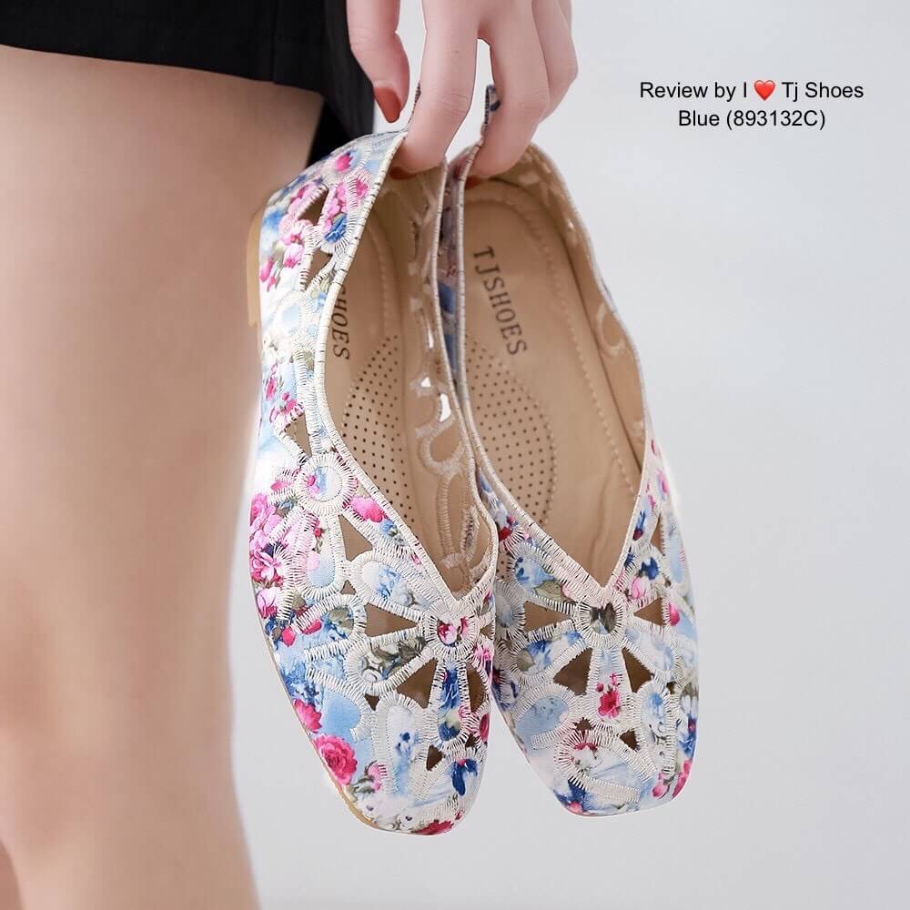 พร้อมรองเท้าคัชชูเพื่อสุขภาพ ที่สวยเกร๋สุดๆ รุ่นนี้เป็นงานสั่งทำพิเศษ วัสดุเกรดพรีเมี่ยมทั้งหมด ผ้าลายนี้เกร๋มาก น้ำหนักเบา สวมใส่ง่าย พื้นมีรูระบายอากาศใส่แล้วเท้าไม่อับ รุ่นนี้ใส่นิ่มมากนิ่มสุดๆเดินทั้งวันได้สบายๆ แมทกับชุดอะไรก็เกร๋ก้สุดๆ แถมใส่ได้เรื่