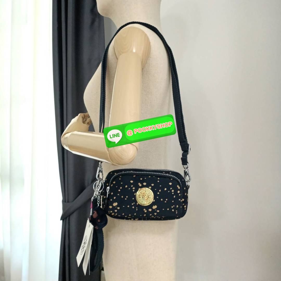 KIPLING Monkey program Seoul up clutch & sling bag รุ่น 2 ซิป (ขนาด 7 นิ้ว) กระเป๋าคล้องมือ หรือ สะพายข้าง ขนาดเล็ก วัสดุ Nylon & Polyester 100% ใช้งานได้ 2 รูปแบบ มีสายสลับเปลี่ยนได้ทั้งแบบคล้องมือ และ สะพายข้าง ตามโอกาสการใช้งาน