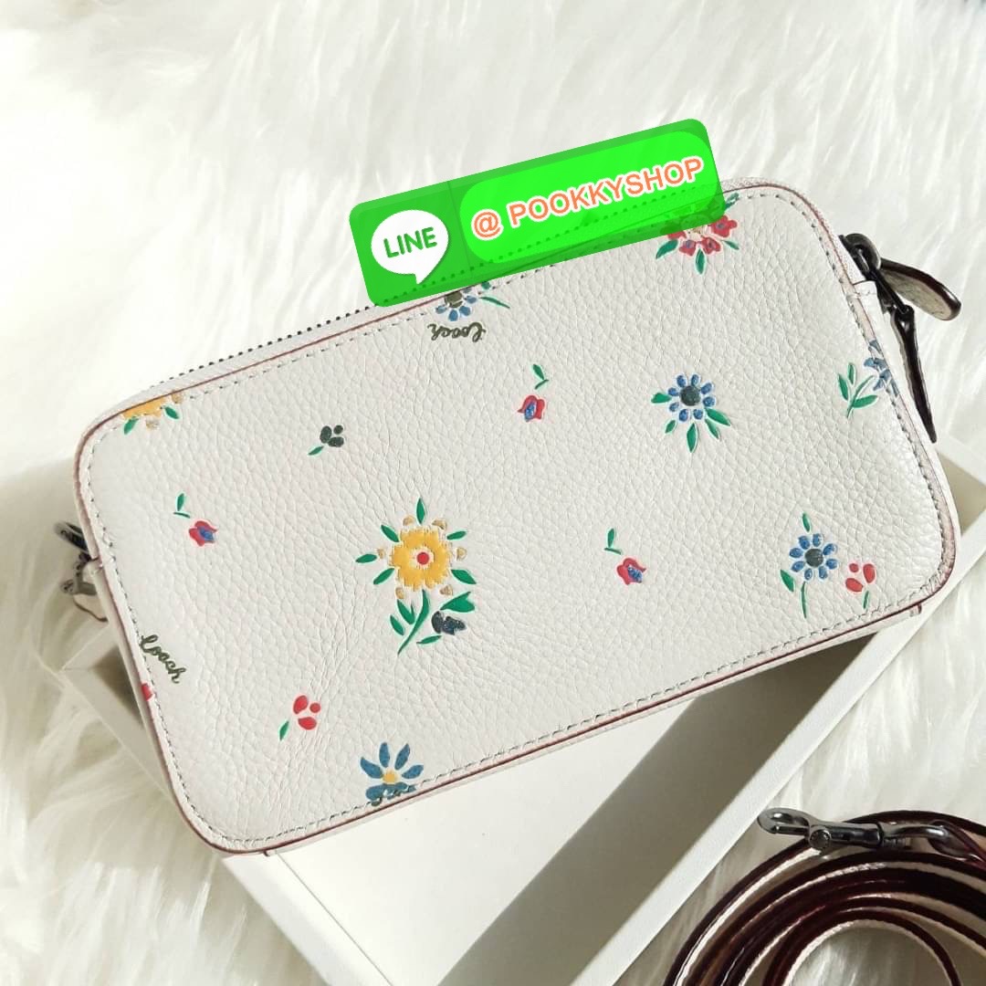 COACH 1103 KIRA CROSSBODY WITH WILDFLOWER PRINT 🏷 เป็นคอลเลคชั่นที่ฮอตมากๆอีกหนึ่ง!! รุ่นนี้ใช้ได้ถึง 2 แบบ!! กระเป๋าสะพายข้าง พร้อมสายคล้องมือ ปรับเปลี่ยนได้ไม่มีเบื่อ ดีไซน์เอกลักษณ์ลวดลายดอกไม้ ใครเห็นเป็นต้องชอบ!! วัสดุหนัง pepble สวยทนทาน ใส่