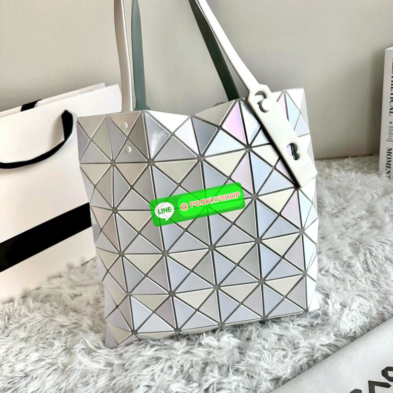 BAOBAO ISSEY MIYAKE QUATRO กระเป๋าไอคอนิกที่ไม่เคยตกเทรนด์! เรียบหรู แต่มีดีไซน์สะดุดตา โครงสร้างสามเหลี่ยมเอกลักษณ์เฉพาะของแบรนด์ ด้านในบุผ้า มีช่องซิปสำหรับเก็บของ น้ำหนักเบา สะพายสบาย ใส่ของได้เยอะมาก