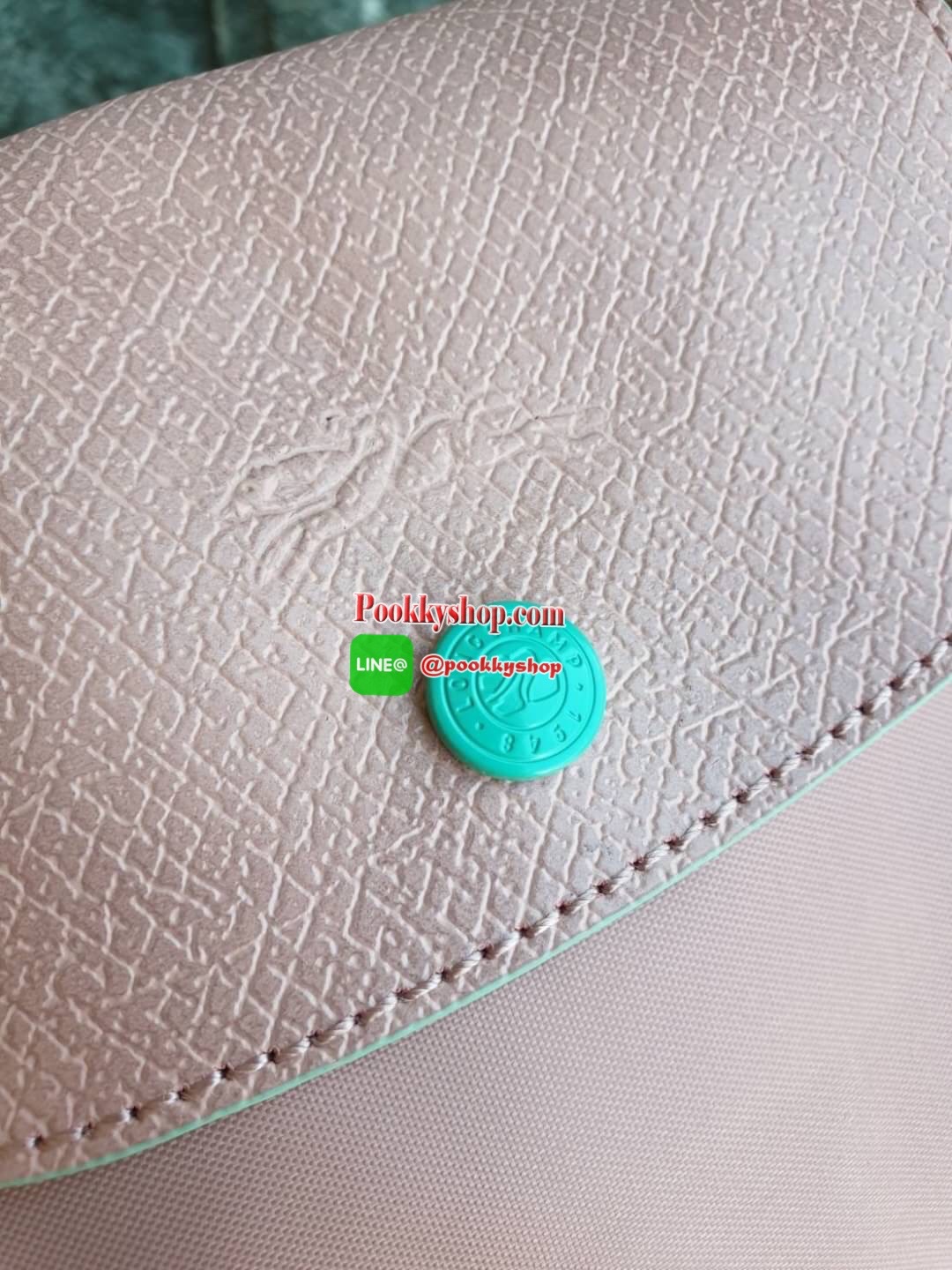 Longchamp Le Pliage Club Tote Bag Size L หูยาว วัสดุเนื้อผ้า Nylon Canvas เคลือบกันนำ้ ตัดด้วยหนังแท้ที่มีน้ำหนักเบา ดีไซน์เรียบง่ายแต่เต็มไปด้วยความคลาสสิก จนเป็นที่ชื่นชอบไปทั่วโลก Longchamp ปรับโฉม LE PLIAGE ด้วยการปักลายรูปม้า-ตราสัญลักษณ์ของแบรนด์บนผ