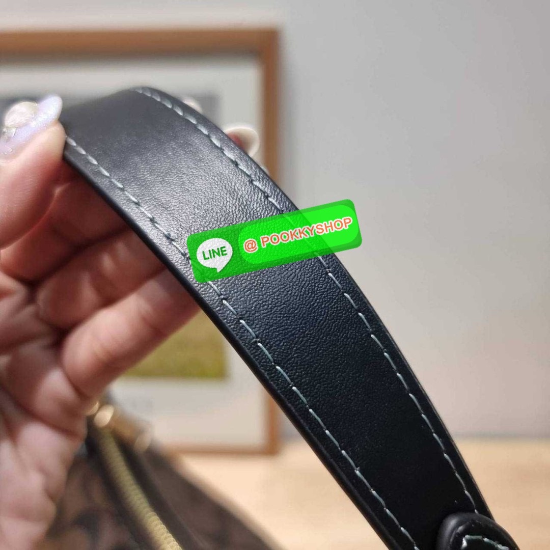 COACH CI791 MARA HOBO IN SIGNATURE CANVAS 🔆 Details รุ่นใหม่ พร้อมสีใหม่ก่อนใคร กับกระเป๋าสะพายทรงโฮโบ ใบใหญ่จุใจ ดีไซน์ออกมาให้รูปทรงดูหรู สุดพิเศษที่มีสายสะพายมาให้ถึง 2 แบบ เป็นสายสั้นสำหรับสะพายไหล่ และสายยาวสำหรับสะพายข้าง สามารถสลับใช้ได้ตาม