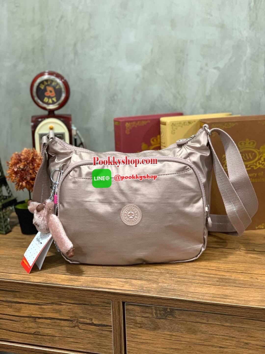 Kipling CAI Quilted Handbag with Extendable Strap อีกหนึ่งคอลเลคชั่นของMaydayมาในรูปแบบสะพายไหล่หรือสะพายข้าง มีช่องซิปใช้งานหลายช่อง ช่องใหญ่มีฐานกว้างสามารถจุของได้เยอะ ประดับพวงกุญแจเป็นเซ็ทของกระเป๋า สายสะพายปรับได้ฟรีไซส์ ขนาดกำลัง อีกหนึ่งรุ่นลิมิเต