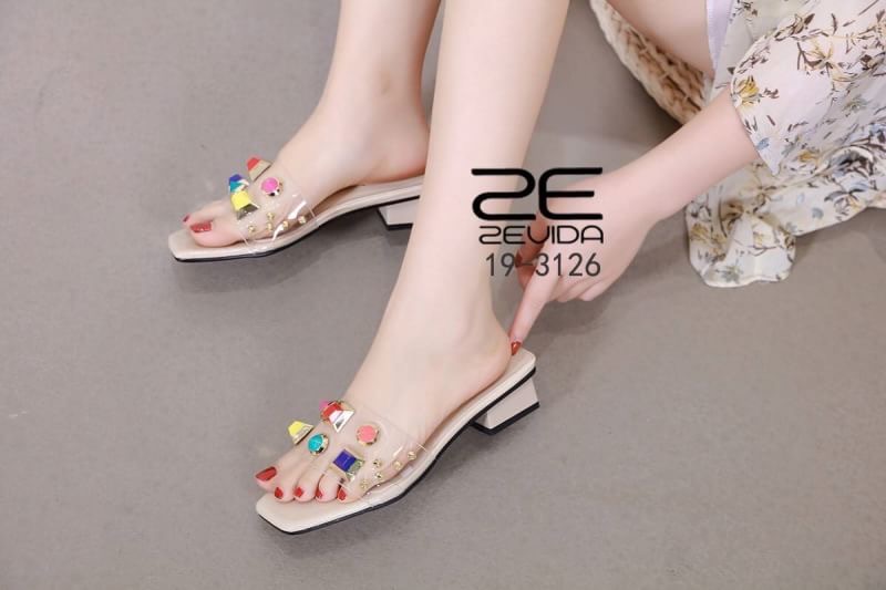 เเบบขายดีพร้อมส่งรุ่น best seller ส้นสูงวัสดุพียูใสนิ่มเเบบสวมติดหมุดสีStyle Valentino ส้นสูง 2 นิ้ว เป็นรุ่นที่ใส่ง่ายมากๆ กระเเสเเรงเว่อร์ๆ เห็นเเล้ว like เลย ใส่เเล้วดูเซ็กซี่ เปรี้ยวดูดี ขับผิวขาว ครบ!!!ไม่อยากพลาด รีบจับจองเป็นเจ้าของกันด่วน