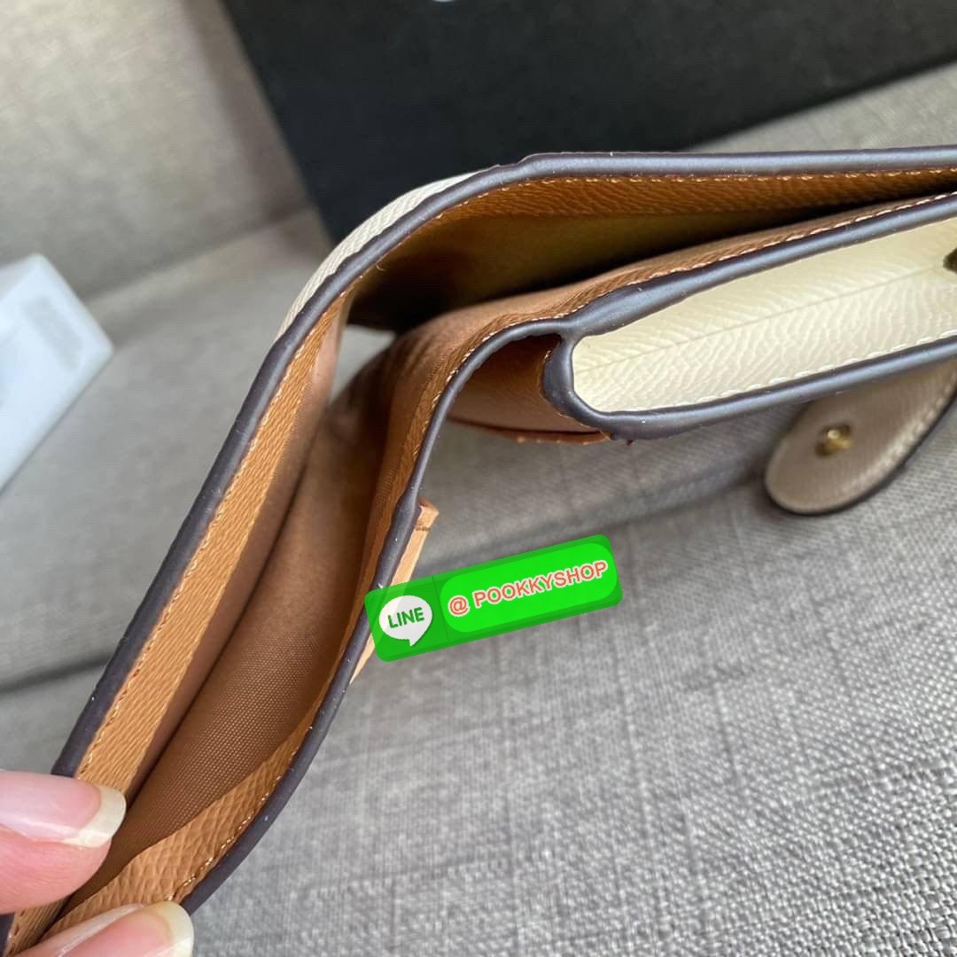 COACH 6390 MEDIUM CORNER ZIP WALLET กระเป๋าสตางค์ใบกลาง สีพื้นเรียบหรู วัสดุcrossgrain ภายในมีช่องใส่บัตรและธนบัตรได้ทุกชนิด มีช่องซิปใส่เหรียญ ขนาดกะทัดรัดพกพาง่าย คนชอบจัดระเบียบกระเป๋าสตางค์แนะนำเลยจ้า