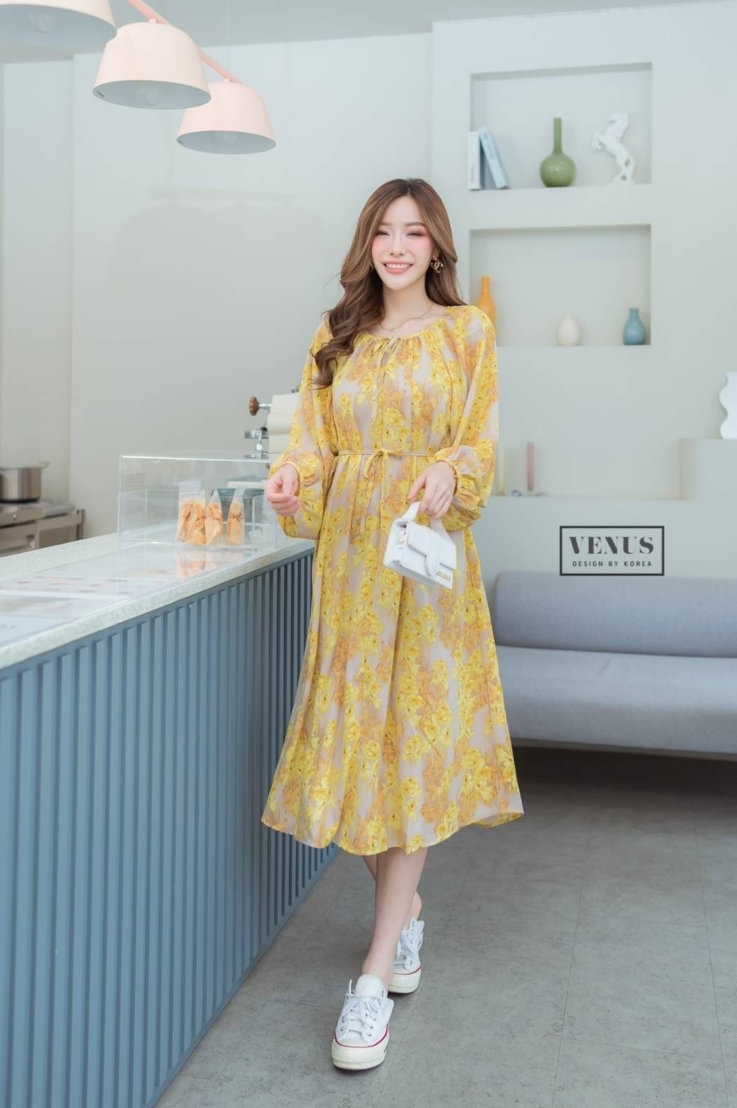 I'm Lady By Venus Flora MaxiDress แม๊กซี่เดรสแต่งแขนพอง ทรงปล่อยพิมพ์ลายดอกไม้ งานสวยน่ารักมากๆคะ ใส่สบายสุดๆคะ มาพร้อมกับสายผูกเอวเข้าชุดกันคะ แม๊ทกับรองเท้าผ้าใบก็น่ารักคะ