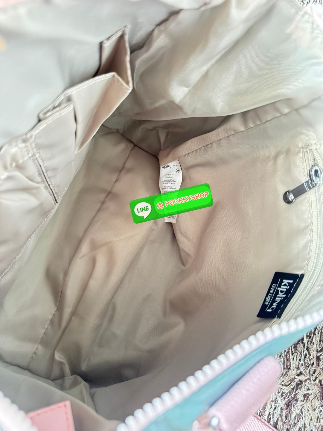 Kipling revir limited Japan shoulder bag เป็นอีกหนึ่งกระเป๋าสุดอเนกประสงค์สามารถใช้งานหลายรูปแบบทั้งกระเป๋าสะพายข้าง สะพายไหล่ หรือกระเป๋าถือด้วยสายสะพายที่สามารถปรับระดับและถอดออกได้ ดีไซน์คลาสสิกและเรียบง่ายพร้อมประดับโลโก้และลิงอันเป็นซิกเนเจอร์ แมตช์ก