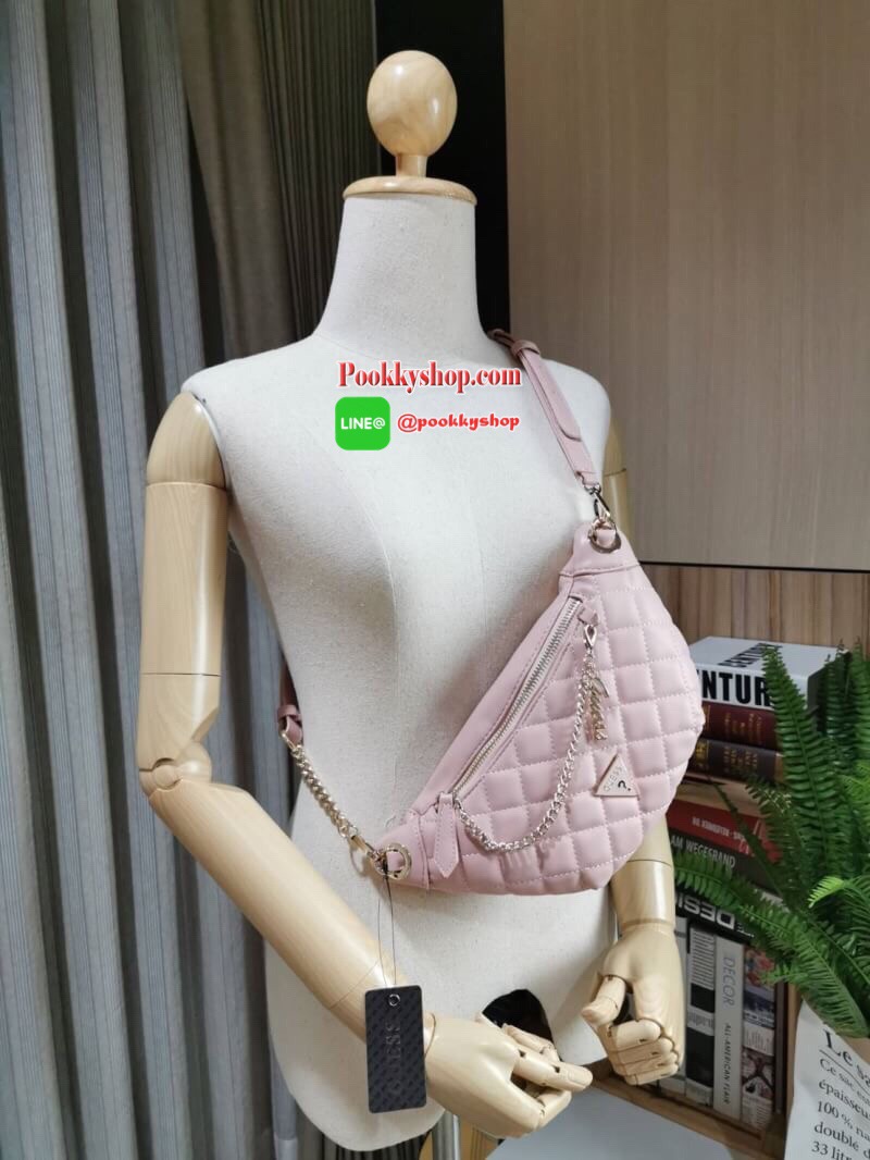 NEW ARRIVAL! Guess Kyli Fanny Pack Belt Bag 2019 กระเป๋าสะพาย/คาดเอว/คาดอกรุ่นใหม่ล่าสุดจาก GUESS FACTORY วัสดุหนังเเกะสังเคราะห์แบบนิ่มลายตารางเปิดปิดด้วยซิป ด้านหน้าประดับโซ่ห้อยโลโก้ดูมีดีเทล ด้านหลังมีช่องซิป ภายในมีโลโก้และช่องซิป สะพายได้หลายแบบไม่จ