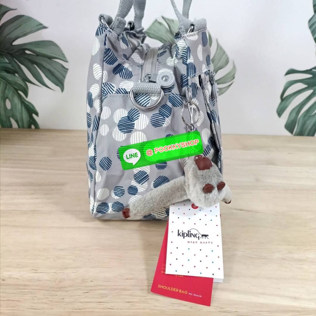 KIPLING ELISE HANDBAG กระเป๋าถือและสะพายไหล่ วัสดุ Nylon +Polyester ขนาดกำลังพอดี จุของได้มาก มีหูจับสองสาย ถือสะดวก น้ำหนักเบา มีช่องซิป ด้านหน้า ช่อง กระเป๋าหลักเปิด-ปิดด้วยซิป มี3 ช่องว่างใส่ของได้จุมากๆ ใส่มือถือได้ กระเป๋าสตางค์ใบยาว และ เครื่องสำอาง
