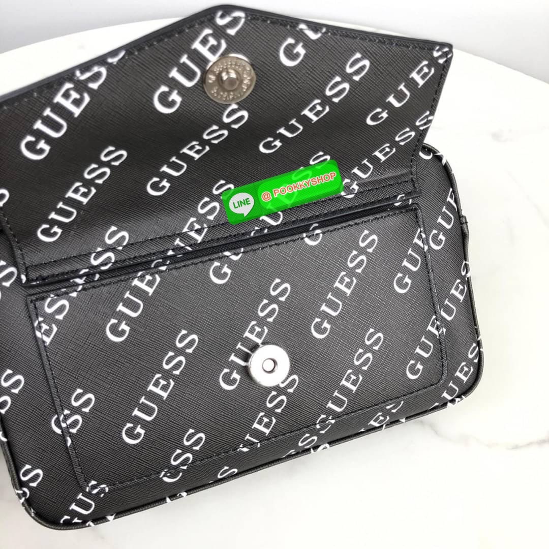 กระเป๋าสะพาย GUESS ด้านหน้าเปิด - ปิดกระเป๋าด้วยกระดุมแม่เหล็ก มีช่องใส่ของ 1 ช่อง ด้านบนเปิด - ปิดด้วยช่องซิป ภายในโล่ง มีช่องเล็กใส่ของ 2 ช่อง และมีช่องซิป 1 ช่อง มาพร้อมสายสะพาย สามารถถอดและปรับได้ Free Size ค่ะ