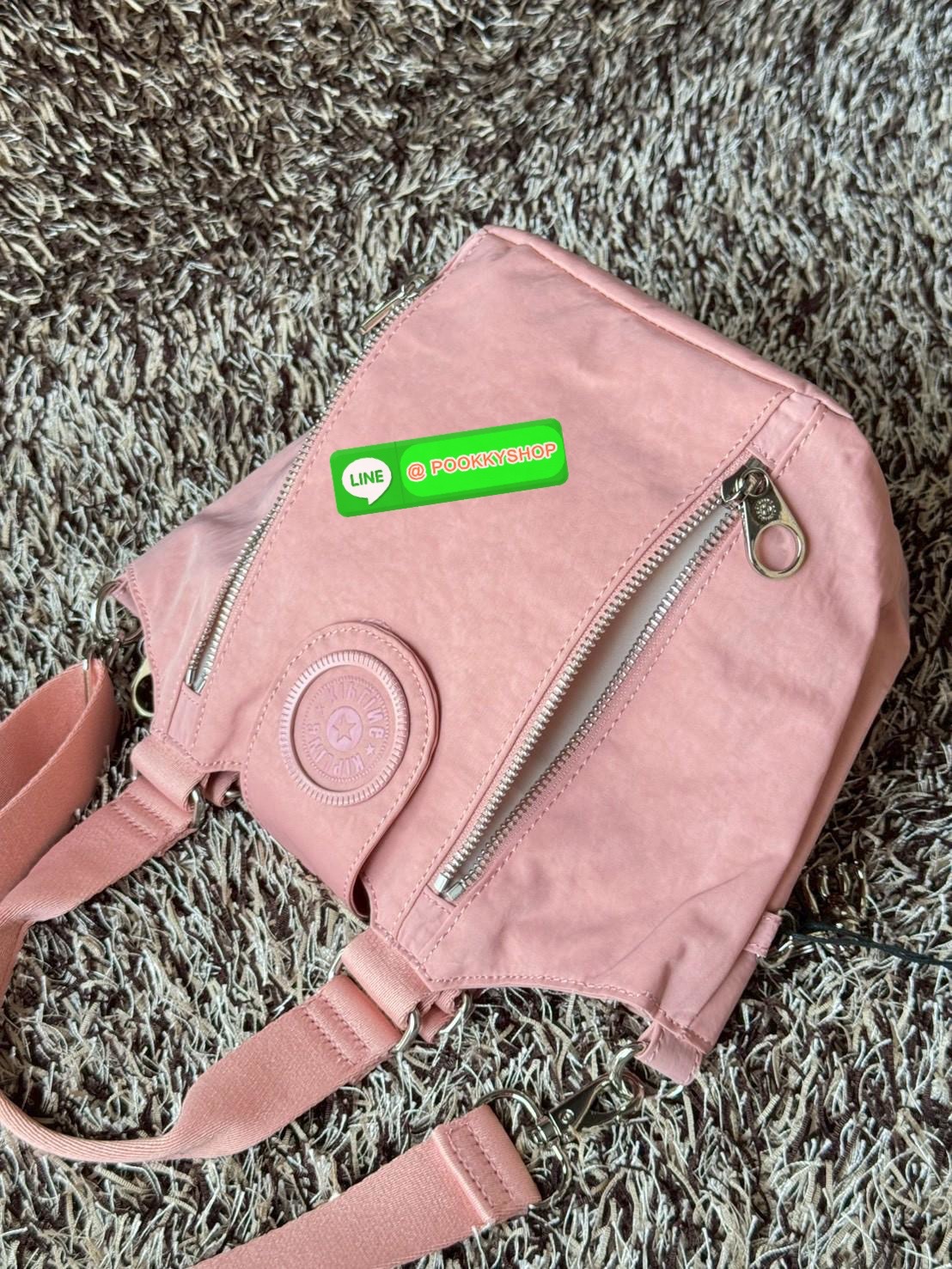 Kipling RECICELY S กระเป๋าสะพายข้างขนาดเล็กของ Kipling Recicely รุ่นนี้เหมาะอย่างยิ่งสําหรับการสวมใส่ในชีวิตประจําวันด้วยกระเป๋าซิปด้านในและกระเป๋าซิปด้านหลัง นอกจากนี้ยังมีสายปรับได้และถอดออกได้ ดังนั้นคุณสามารถ ใช้งานได้หลายรูปแบบ มีDetail โลโก้ ด้านหน้