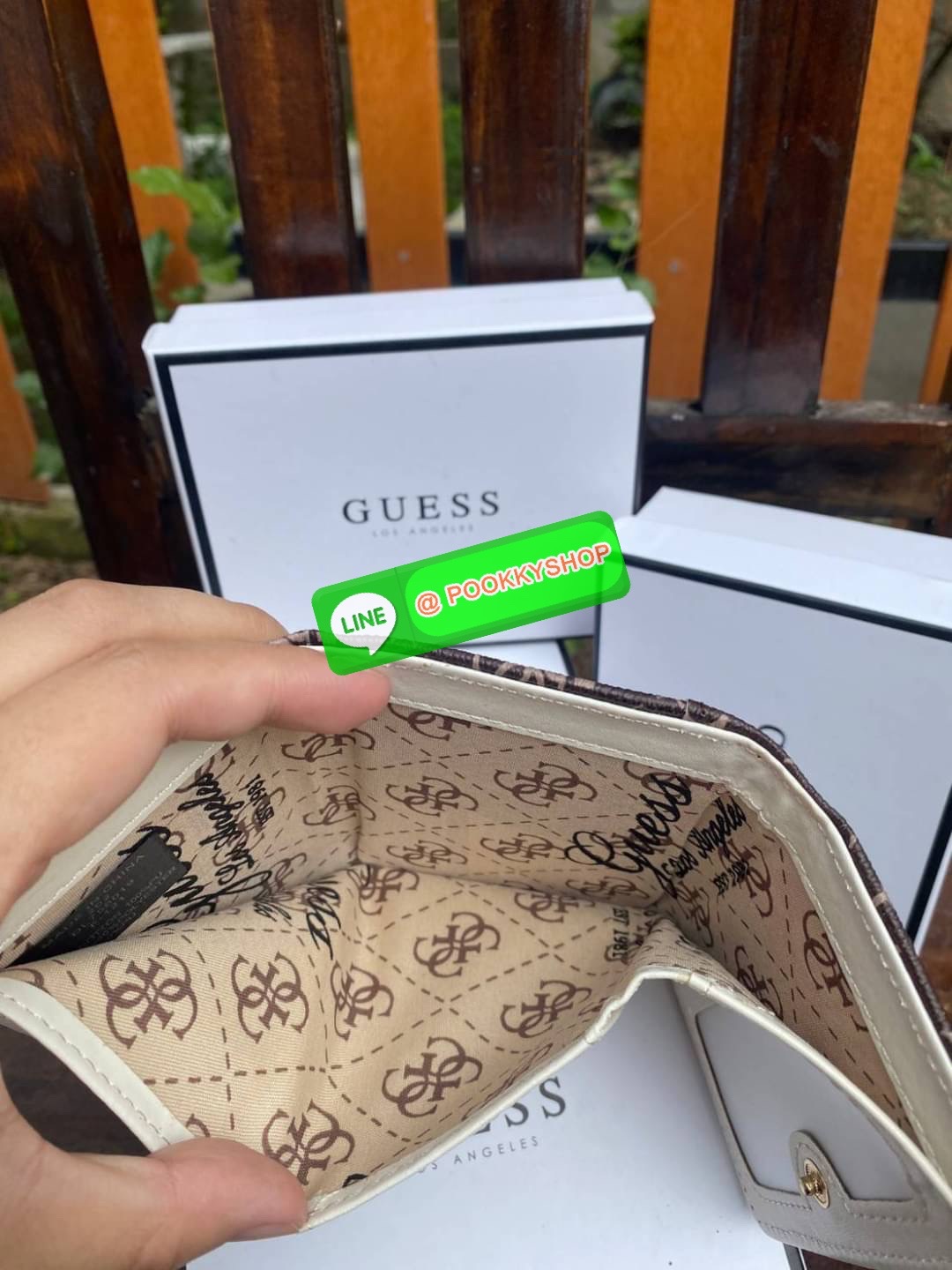 Guess กระเป๋าสตางค์ใบสั้น 3 พับ พร้อมกล่อง มีช่องใส่บัตร ใส่แบงค์พันได้ไม่ต้องพับ ข้างหน้าติดโลโก้แบรนด์อะไหล่ทอง สวย หรู ดูแพง ไปอีกจ้า