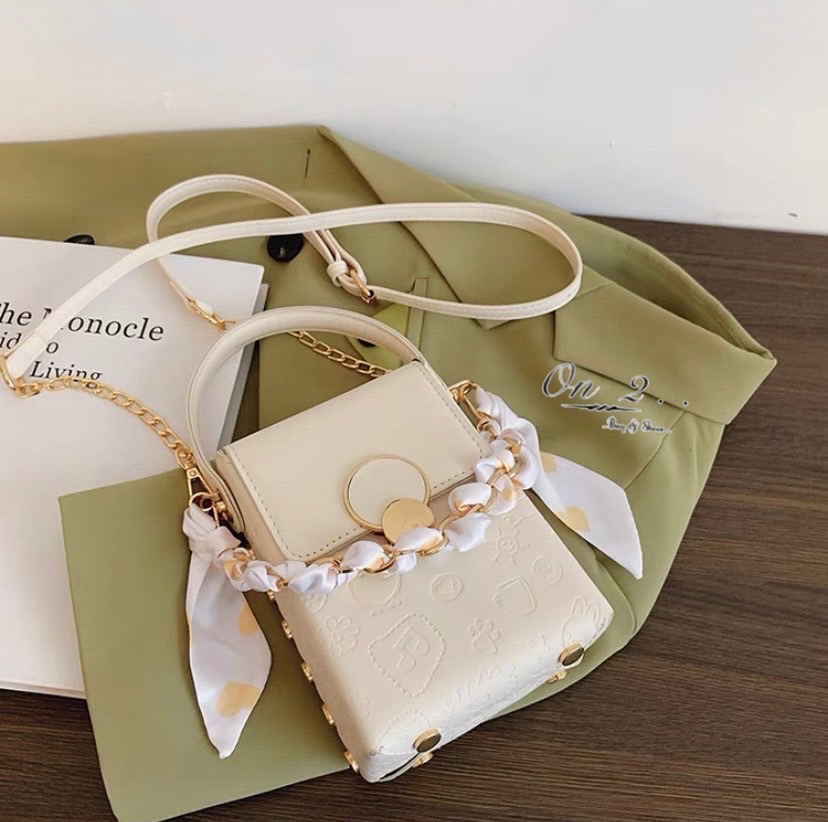 กระเป๋าสะพายข้างทรงกล่อง ไซส์มินิสะพายง่ายแมทเข้ากับทุกลุค สายสะพายยาวครอสบอดี้ได้ค่ะ ใส่โทรศัพท์ใส่ของจุกจิก