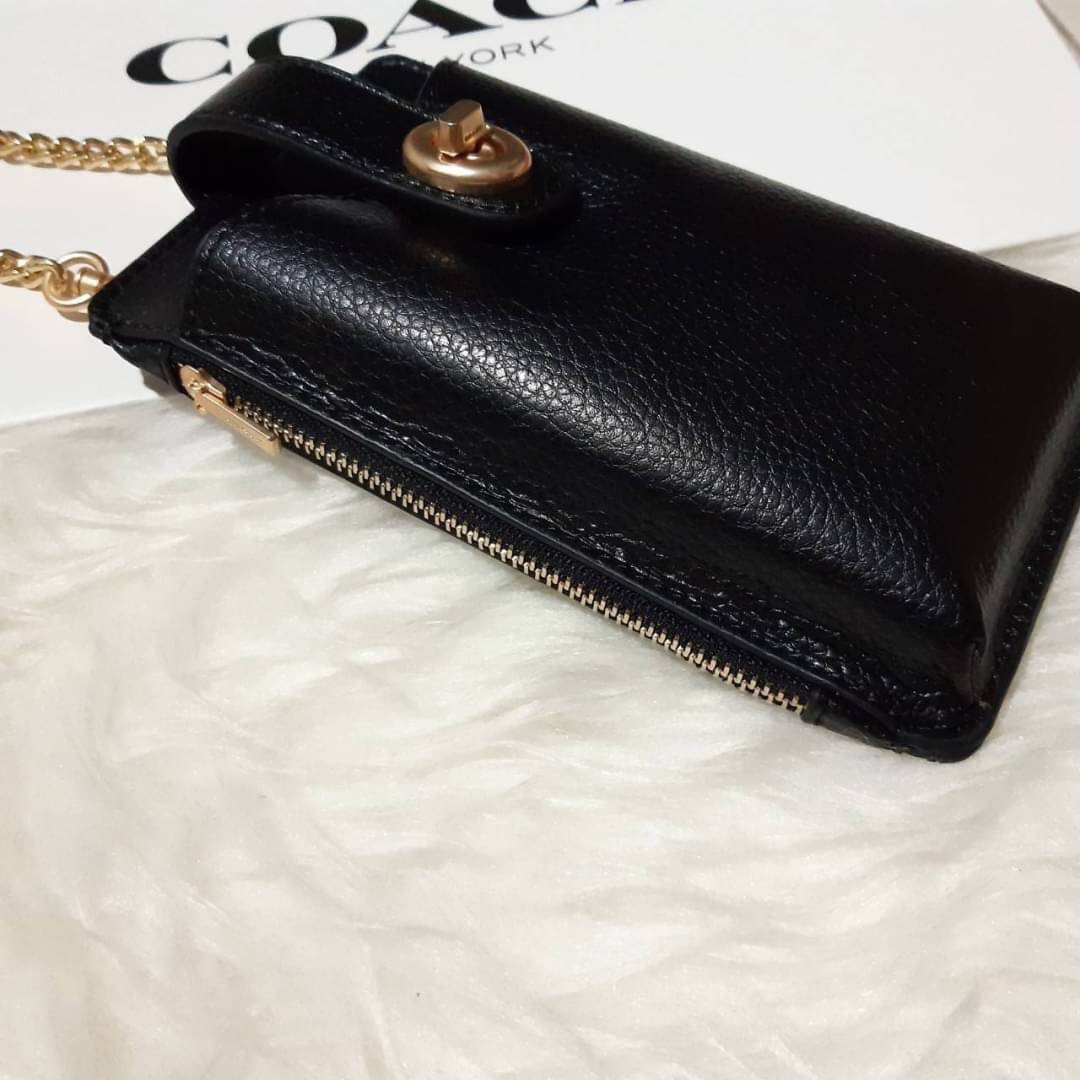 COACH 825 TURNLOCK CHAIN PHONE CROSSBODY IN BLOCKED SIGNATURE CANVAS ฮอตและปังกว่านี้ไม่มีแล้ว!! กระเป๋าเอนกประสงค์ สำหรับใส่โทรศัพท์ ใส่บัตรได้ มีช่องซิปแยกให้ด้วย ขนาดพกพาดีงาม!! 💕 ใส่โทรศัพท์ได้ทุกรุ่นน้า สายสะพายยาวประมาณ 23" (วัดจากไหล่)