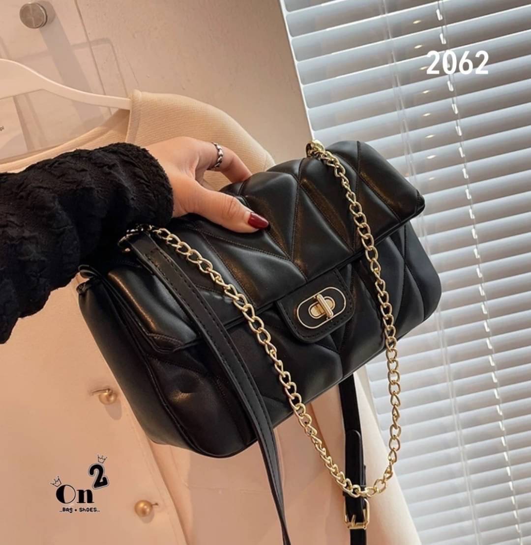 NEW-IN 🤎 หลงรักตั้งแต่แรกเห็นนน สั้นๆ “ของมันต้องมี” งานสไตล์แบรนด์ ขนาดกำลังดี ✔️ใส่คสอ. ✔️ใส่มือถือได้ครบค่า เอาจิงคือ ดีทุกสีสวยหรู ไม่สั่งยังไงไหววว