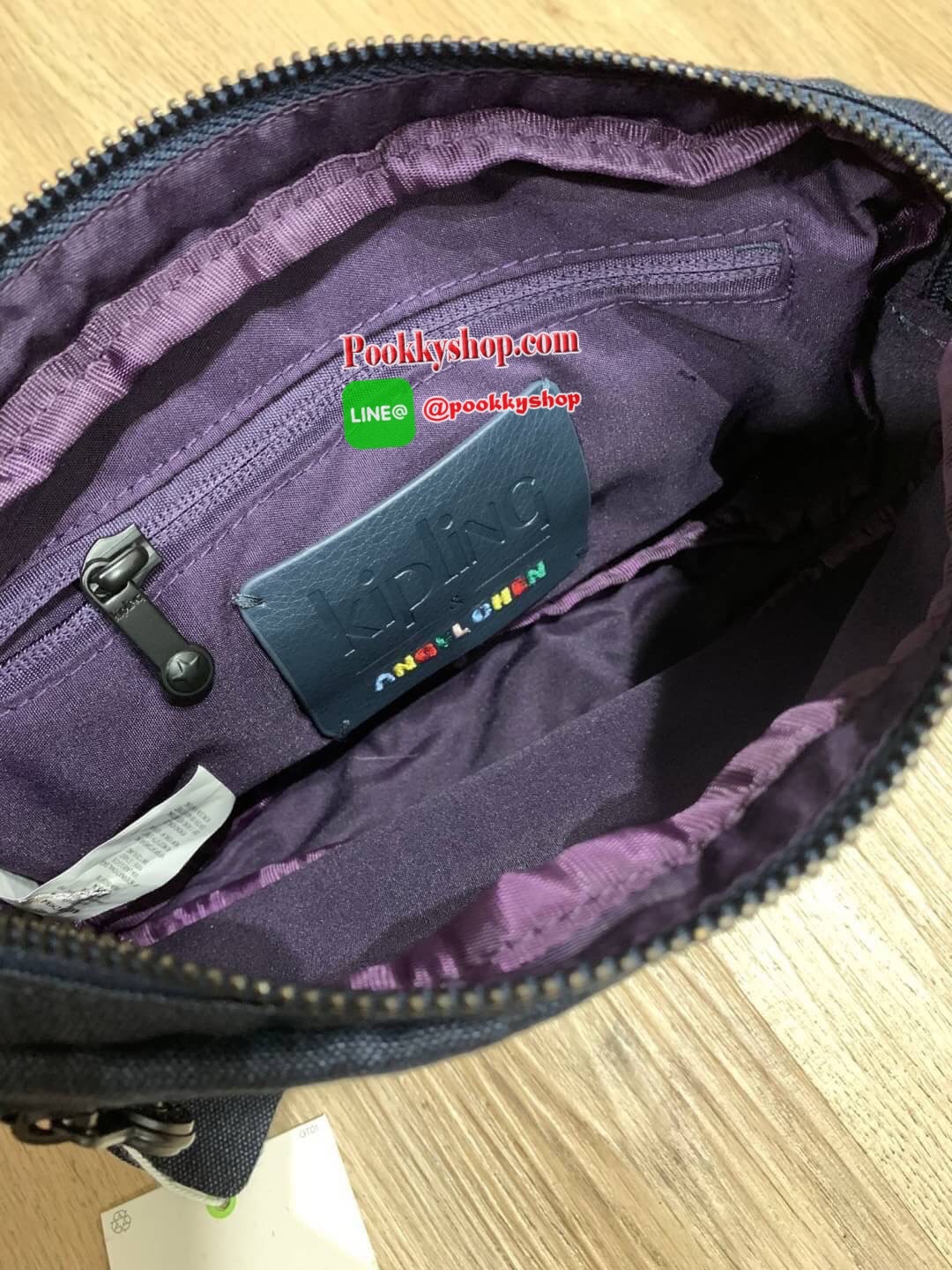 KIPLING HALIMA CROSSBODY AND BELT BAGS ใหม่ล่าสุดกับคอลเลคชั่น Angel Chen นักดีไซน์เนอร์ชื่อดัง รุ่นนี้เป็นได้หลากหลายสไตล์ ไม่ว่าจะเป็นสะพายข้าง สะพายไหล่ หรือจะเป็นแบบคาดอกหรือคาดเอว ให้คุณได้เลือกสวมใส่ได้ตามสไตล์ของคุณ ด้านหน้าและด้านหลังเป็นงานปักที่