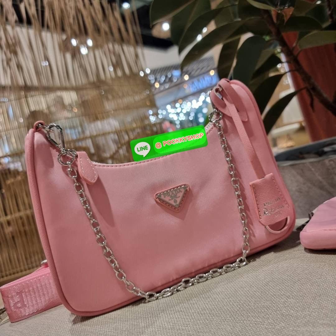 PRADA RE-EDITION 2005 RE-NYLON SHOULDER BAG ไอเท็มสุดปัง ที่ฮิตตลอดกาลไม่ว่าจะปีไหนๆ จัดให้ครบทั้งสีขายดีและสีใหม่ล่าสุด ที่สายคุณหนูห้ามพลาด!! กับกระเป๋าสะพายทรงคลาสสิค เหมาะเป็น everyday bag มากๆ วัสดุผ้าไนล่อนคุณภาพ พร้อมใบลูก ไว้ใส่เหรียญ ใส่กุญแจได้ส