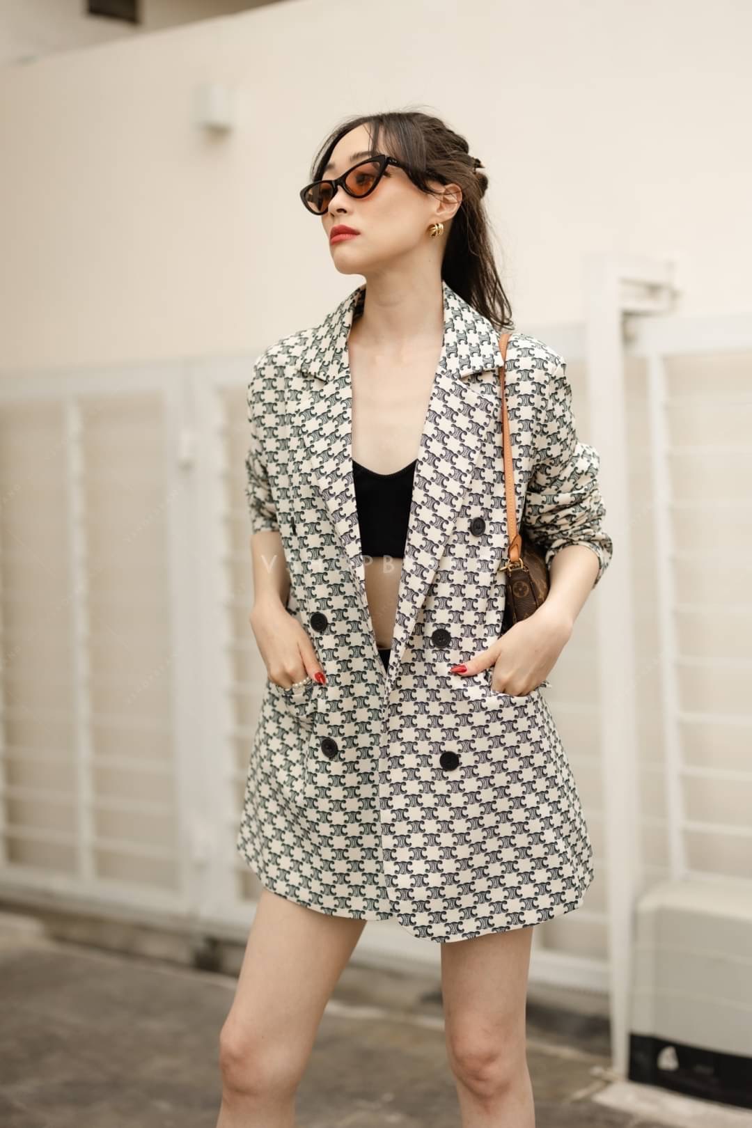 เบลเซอร์สูทสุดชิค ใส่คลุมแมทช์กับอะไรก็ให้ลุคสวย เก๋ เป็นสาวดูมีสไตล์ ด้วยผ้าสูทเนื้อดี รีดอัดกาวขึ้นทรงสวย คัตติ้งเนี้ยบ มีซับใน พิมพ์ลาย สุดปังมากเลยค่ะ งานสวยมากค่ะ