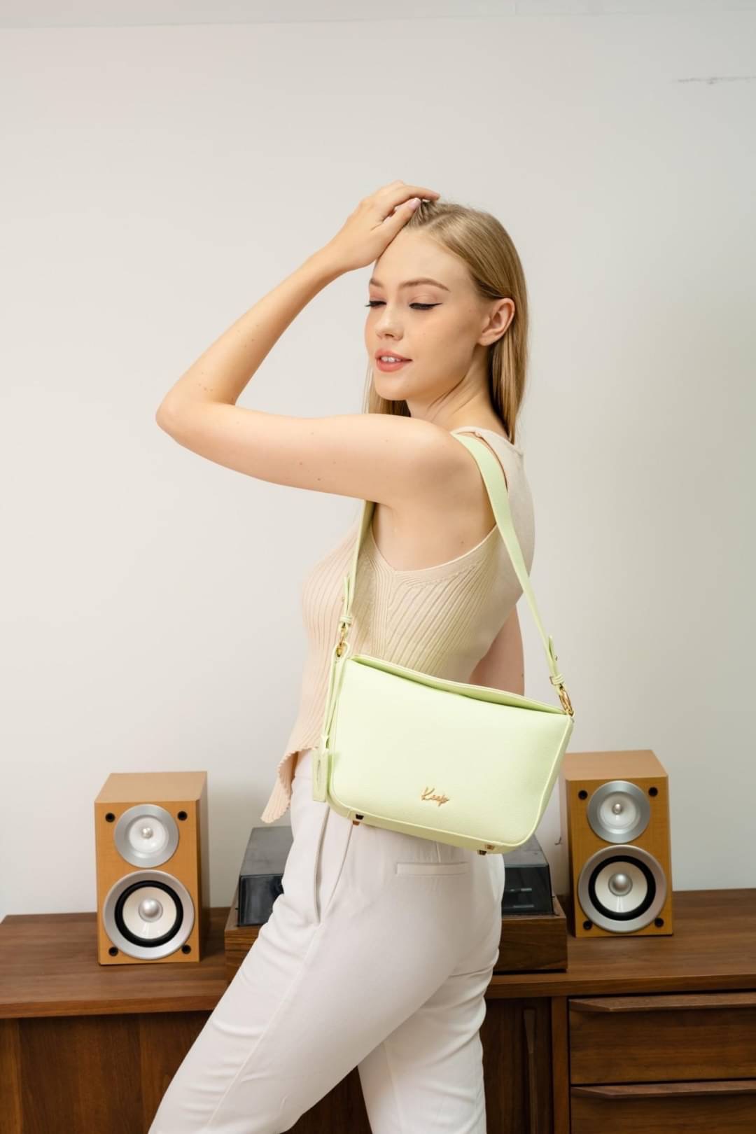 New in ! Our Summer collection KEEP ' Hana handbag ' กระเป๋าถือ / สะพาย Minimal ที่จะเป็น Everyday bag ของทุกคนแน่นอนค่า
