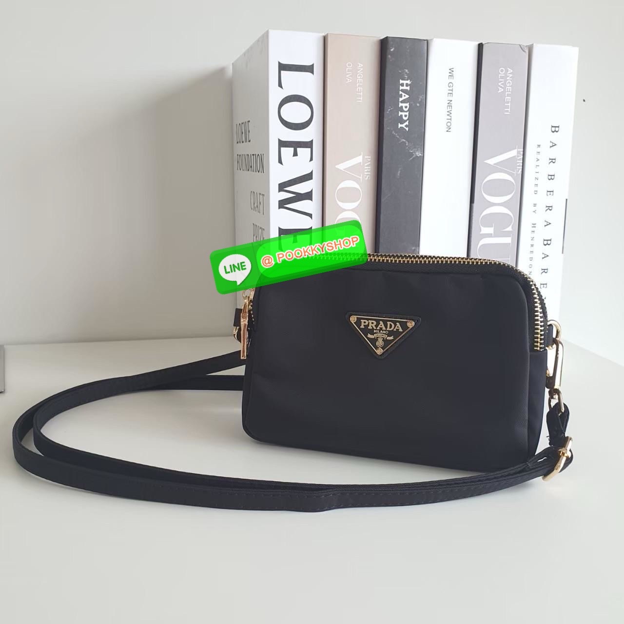 รุ่นยอดฮิตตลอดกาล กับรุ่นขายดี ที่รอคอย PRADA 3 ZIP CROSSBODY BAG เป็นกระเป๋าใบเล็ก มีด้วยกันถึง3ช่องใส่ของ ซึ่งเหมาะกับผู้หญิงอย่างเรามาก สามารถแยกของที่จะใส่ได้เลย ตัวกระเป๋าอะไหล่สีทอง ขนาดกะทัดรัด สามารถใส่ I phone+ ได้ค้า สายยาวปรับได้ฟรี ที่สุดแห่งค