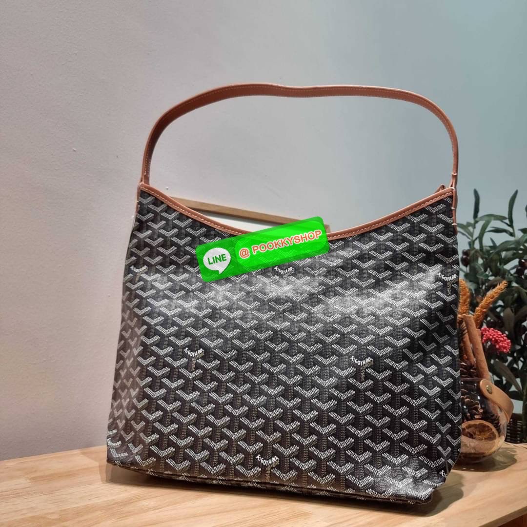 GOYARD BOHEME HOBO BAG ใหม่สุดคุ้ม กับกระเป๋าสะพายทรงโฮโบ ใบใหญ่จุใจ!! มาครบสีขายดี เลิศทุกสี รูปทรงคลาสสิค ดีไซน์เป็นเอกลักษณ์ วัสดุหนังแคนวาสพิมพ์ลายสวยคม ปากกระเป๋ามีซิปเปิด-ปิดกันของหล่นได้ ภายในโล่งกว้างมาก มาพร้อมสายคล้องในตัว ทนทาน สะพายสวยๆได้ทุกว