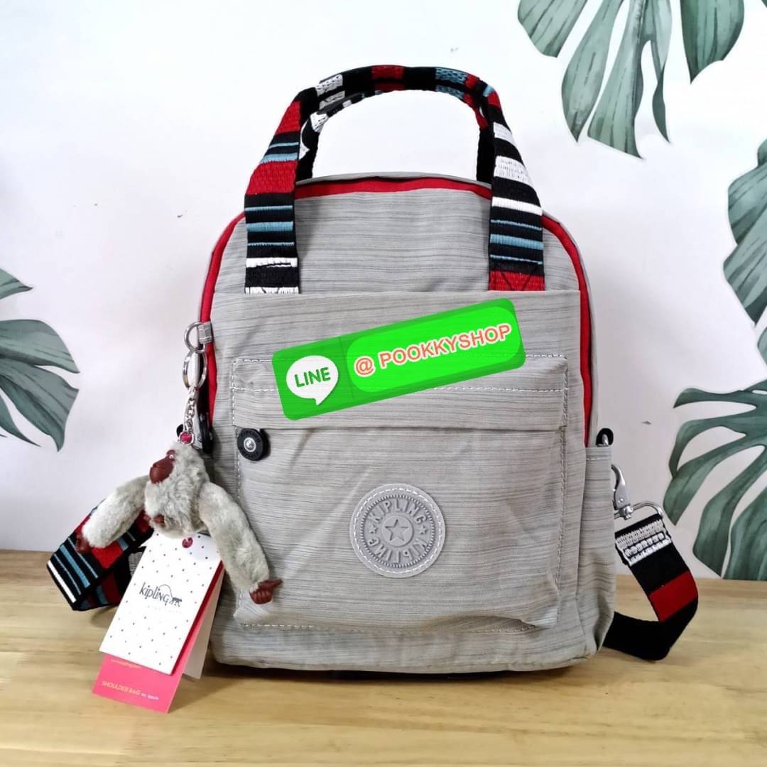 KIPLING 3 WAYS MINI BACKPACK ซับในลายตาราง กระเป๋าสะพาย 3 Ways รุ่นใหม่ วัสดุ Nylon & Polyester 100% หูหิ้วหนังปั๊มชื่อแบรนด์ สายสะพายยาวเลื่อนปรับได้ free size และ สามารถถอดได้ สามารถถือหรือสะพายได้ จะสะพายไหล่ สะพายเฉียง Crossbody หรือจะคล้องสายเป็นเป้ส