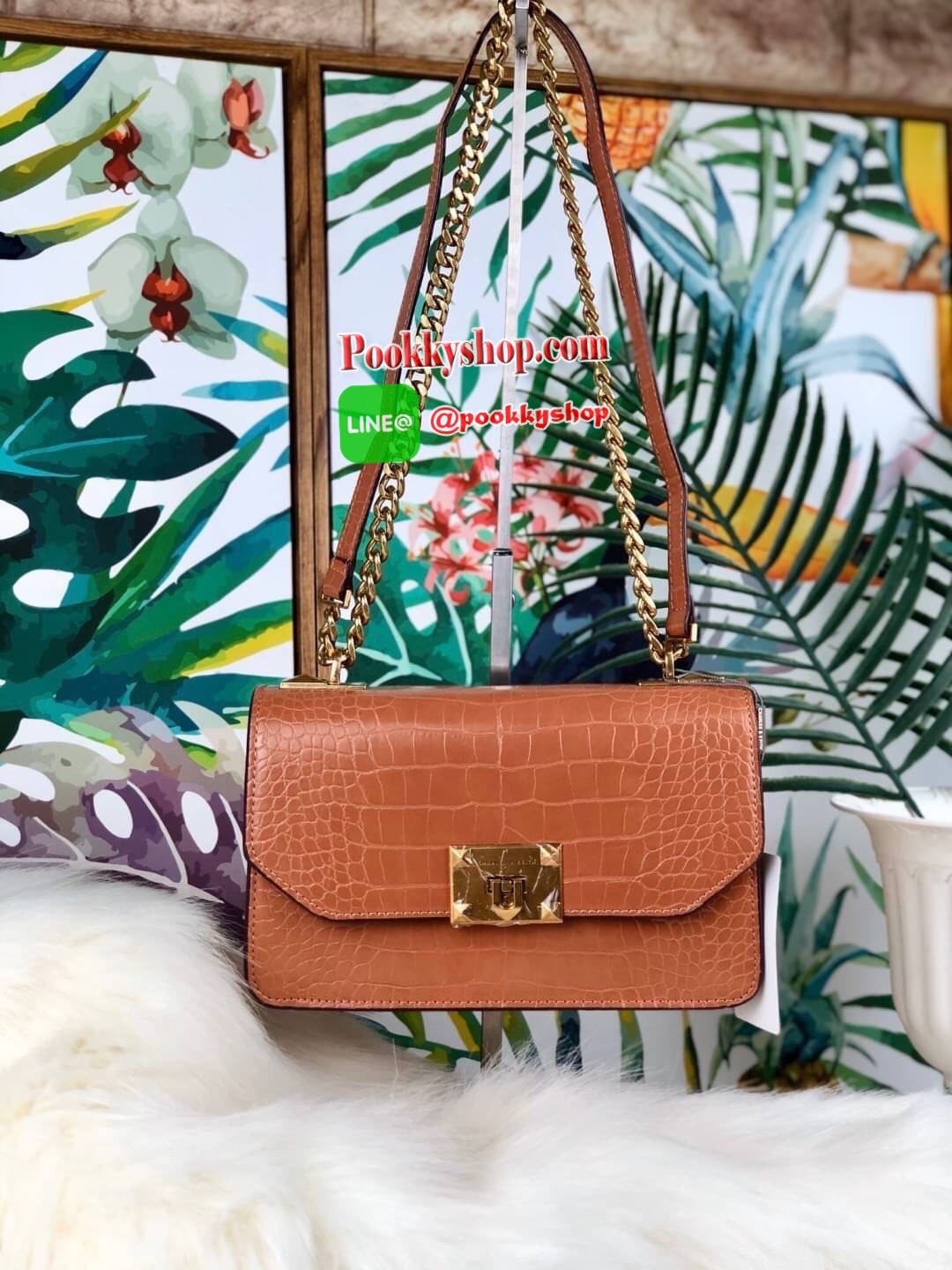 กระเป๋าสะพาย/ถือลายจระเข้รุ่น CHARLES & KEITH CROC-EFFECT CHAIN STRAP CROSSBODY BAG ด้านหน้าปั๊มแบรนด์ เปิดปิดแบบเปิดล็อก ด้านในแบ่งออกเป็น 2 ช่องใหญ่ มีช่องซิปตรงกลาง ช่องการ์ด 4 ช่อง ด้านในสามารถใส่กระเป๋าเงินใบกลางได้ /iPhone plus สายสะพายเป็นสายโซ่ครึ