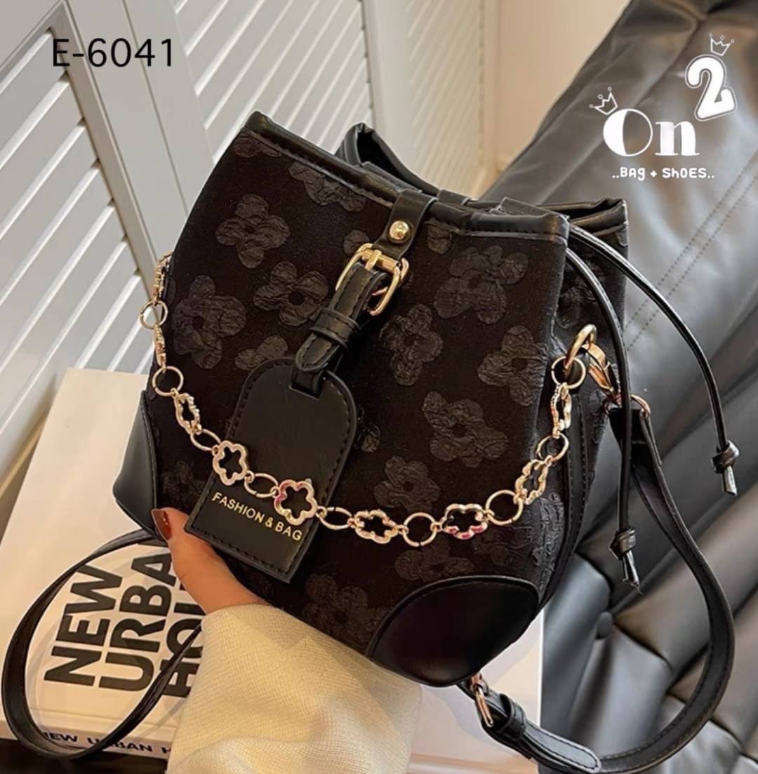 กระเป๋าสะพายทรงขนมจีบ ลายดอกไม้ เปิด-ปิดแบบหูรูด ทรงสุดฮิต มาพร้อมสายสะพาย 2 สาย มาใหม่ 2 สีจ้า