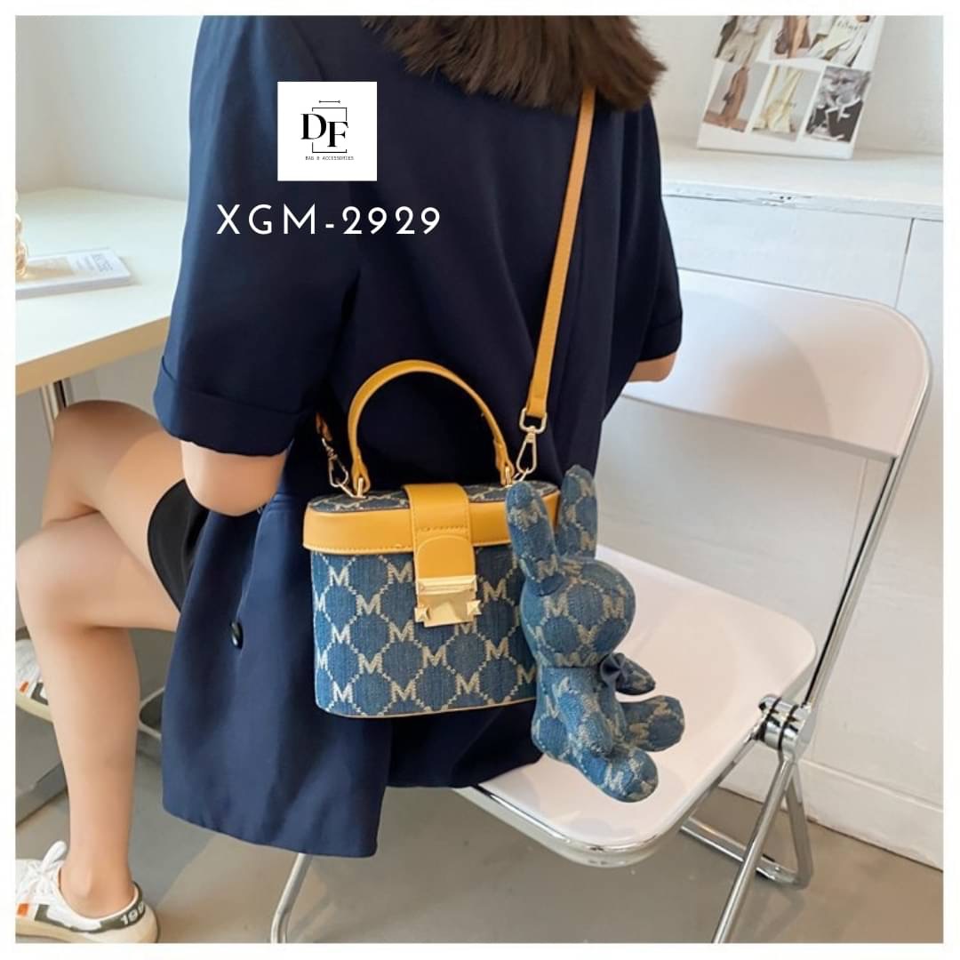 สินค้าพร้อมส่ง กระเป๋าถือทรงกล่องพร้อมพวงกุญแจน้องกระต่าย วัสดุหนัง PU ด้านนอกบุผ้าแคนวาสทอลาย แพทเทิร์นสวย มาพร้อมสายสะพายปรับระดับได้ ถอดได้ 1 ช่องใช้งาน ซับหนังด้านในอย่างดี