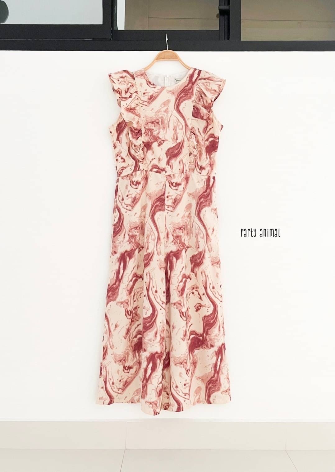 Marble Jumpsuit จั๊มสูทห้าส่วนทรงปล่อย แต่งระบายช่วงอก มาพร้อมเชือกผูกเอว เนื้อผ้า polyester พลิ้วๆนุ่มใส่สบาย งานมีซับในตัว ซิปหลัง และกระเป๋าล้วงข้างตัว เป้ายาวไม่รั้งค่ะ 2สี