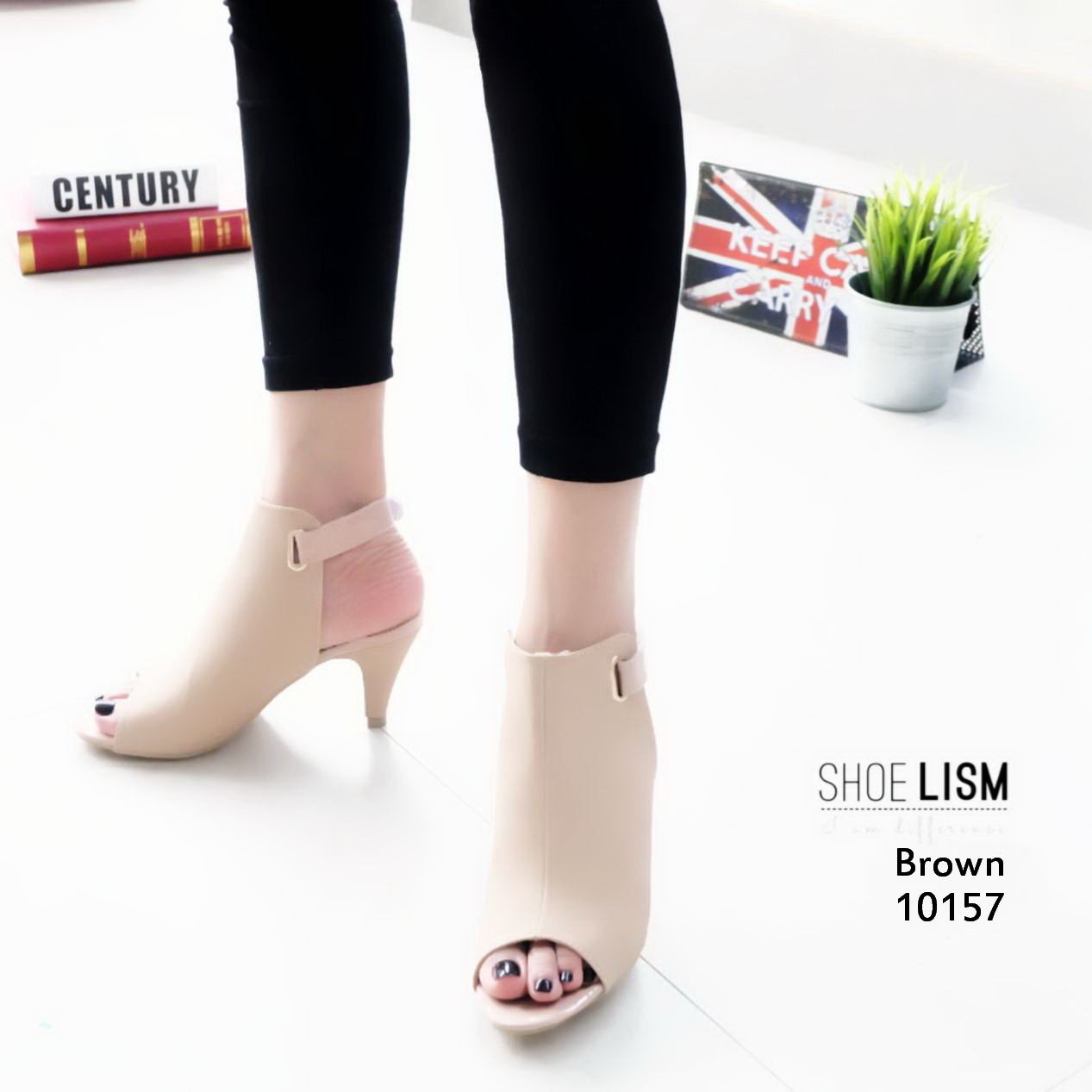 มีความแซบ เก็บทรงสวยเป้ะ หน้าเต็มสไตล์ปราด้า รัดข้อเมจิกเทป หนังนิ่มมากเลยรุ่นนี้ การันตีความฟิน ใส่สบายเหมือนไม่ได้ใส่ส้นสูงเลยจริงๆ