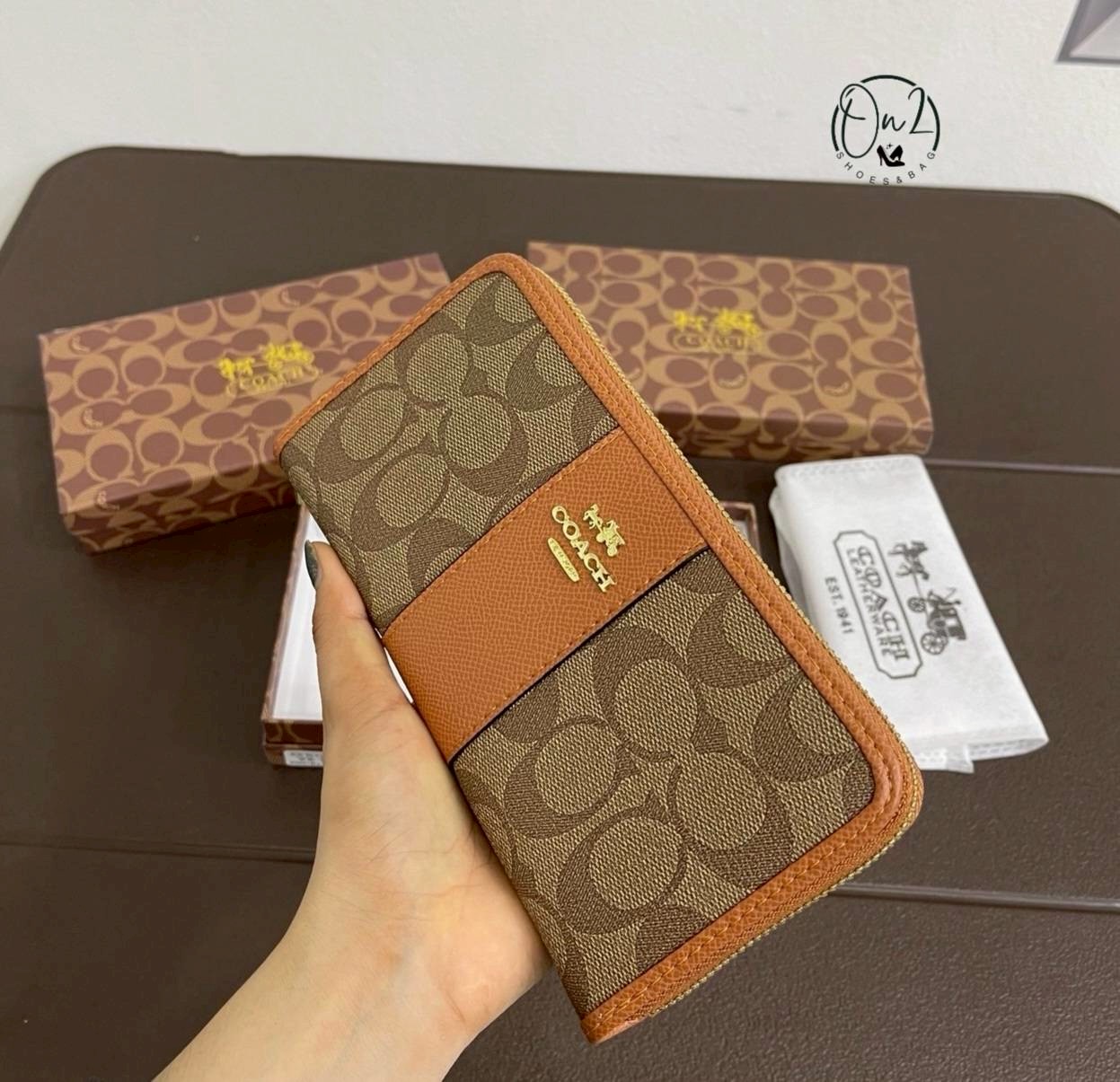 Coach wallet กระเป๋าสตางค์ สวยสะดุดตาสุดสุด เป็นแบบใบยาวแบบมีช่องเล็กใส่เหรียญ ใส่การ์ดใส่แบงค์ได้ มีสีมงคลให้เลือกเยอะมาก เหมาะสำหรับเป็นของฝากของขวัญหรือใช้เองก็เลิศค่ะ