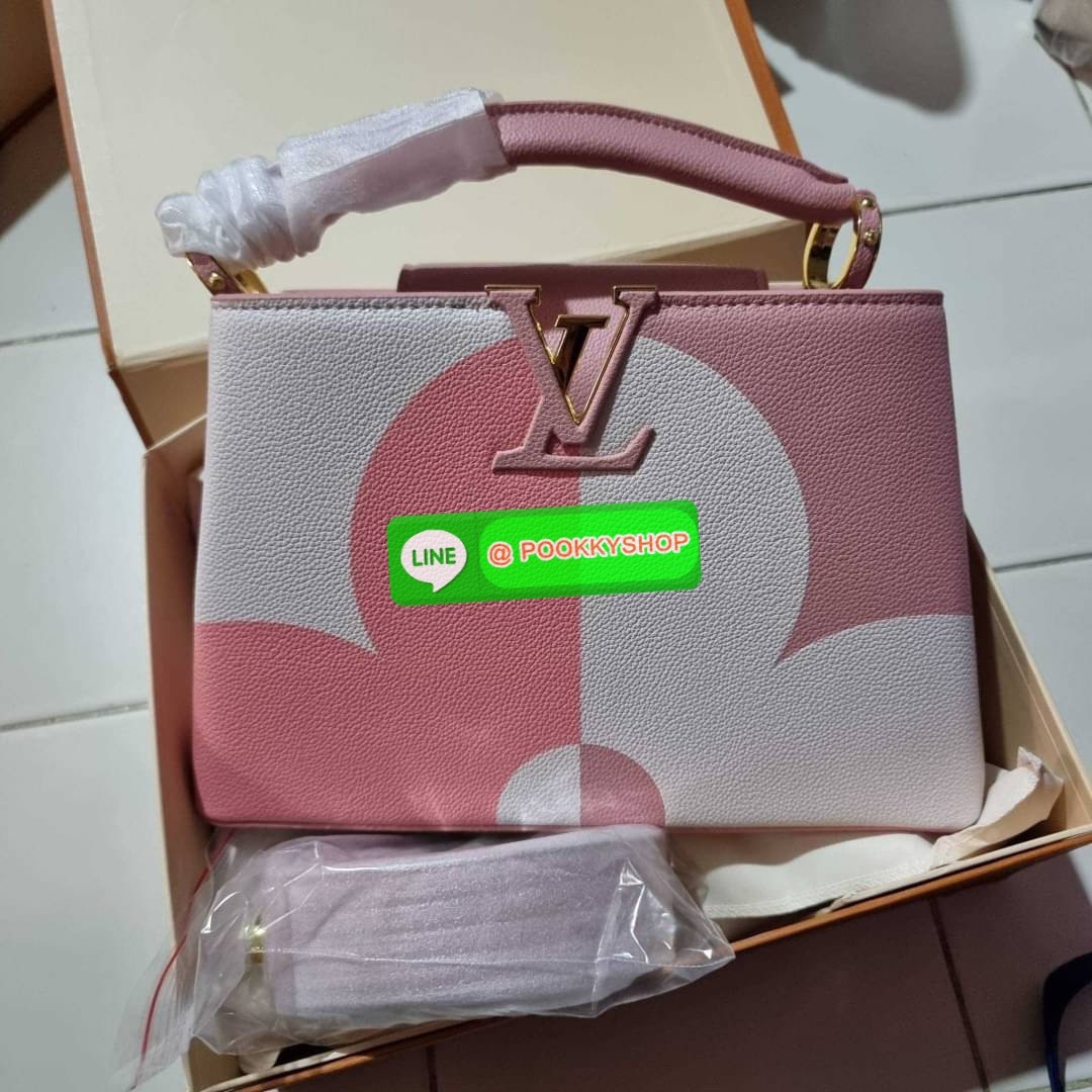 NEW IN!! LV capucines top handle วีไอพีพรีเมี่ยมกิ๊ฟจากเคาน์เตอร์ ที่สุดของความสวยในราคาเบาๆ กระเป๋าถือสุดหรู ดีไซน์ทรงคลาสสิค พร้อมลวดลายหรูหรา มาพร้อมหูจับในตัว ด้วยรูปทรงวินเทจและวัสดุหนังลูกวัว สัมผัสดี ขับผิว ทำให้ไอเท็มนี้สะกดทุกสายตาจริงๆ และยังมีล