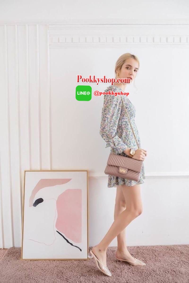 มาเพิ่มละค่า งาน Best Seller พร้อมสีใหม่สวยๆ มาให้เลือกเพิ่มอีก 2 สี !! KEEP รุ่น shoulder chevron chain handbag สวย หรู มากๆ เลยน๊า กระเป๋าอยู่ทรง หนังตัวใหม่ Microfiber สวย ทนกว่าเดิม ตัวกระเป๋าเย็บประณีต สายโซ่ปรับ สั้น ยาวได้คะ ภายในสีแดง มีช่องใส่ของ