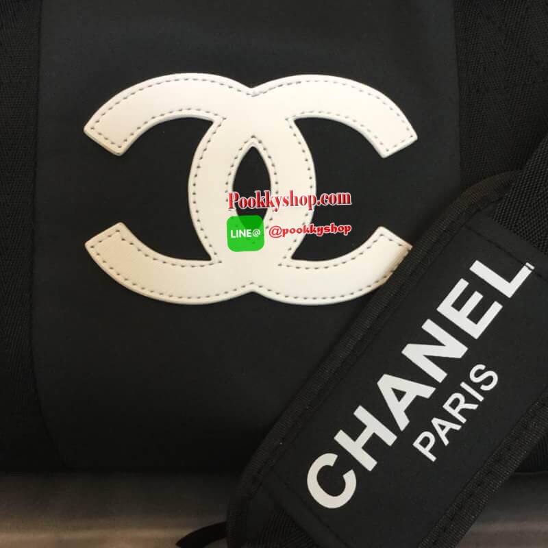 Chanel Duffel / Travel Bag กระเป๋าแบรนด์ Chanel VIP gift Bag ใช้เป็นกระเป๋าเดินทาง หรือหิ้วไปฟิตเนส ไปยิม เก๋ๆก็ได้ค่ะ หัวซิปปั้มโลโก้ ด้านในเป็นช่องกว้าง และมีอีกหนึ่งช่องซิปทำจากผ้าหนาผิวมัน กันน้ำได้ ดูเรียบ แต่หรู มาพร้อมสายสะพายยาว ถอดสายได้ การันตีค
