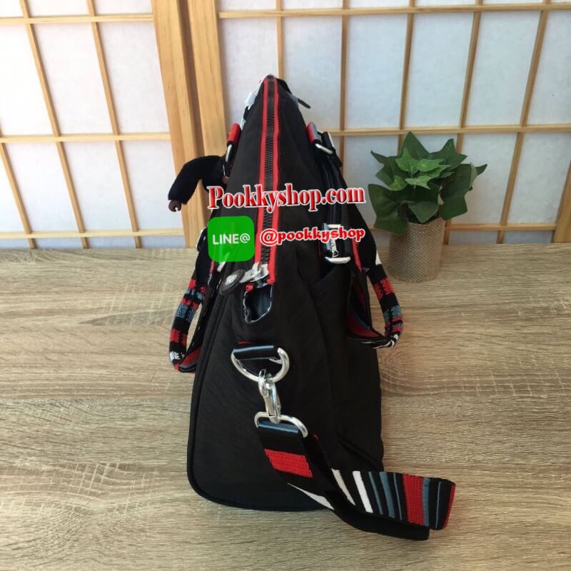 KIPLING AMIEL K15371 กระเป๋า KIPLING มาพร้อมพวงกุญเเจที่เป็นเอกลักษณ์ของเเบรนด์ เปิดปิดด้วยซิป มีสายยาว ถอดสายและปรับความยาวได้ น้ำหนักเบา ทำความสะอาดง่าย ช่องด้านในมีสายเกี่ยวกุญแจ ช่องซิปเล็กด้านใน แนะนำควรมีเลยค่า