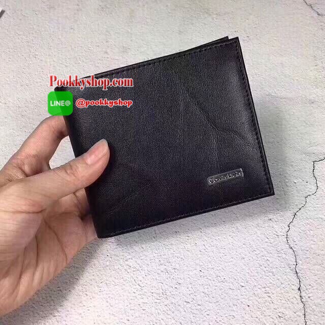 New arrival!!! พร้อมส่ง Calvin Klein Wallet กระเป๋าสตางค์แบบพับ 2 ตอนสำหรับผู้ชาย ตัวกระเป๋าเป็นหนังลวดลายโดดเด่นดูไม่จำเจ ด้านในมีช่องใส่บัตร ใส่ธนบัตรแยกเป็นสัดส่วน ไม่ว่าจะใช้เองหรือเป็นของขวัญก็คุ้มค่าน่าใช้มากค่า