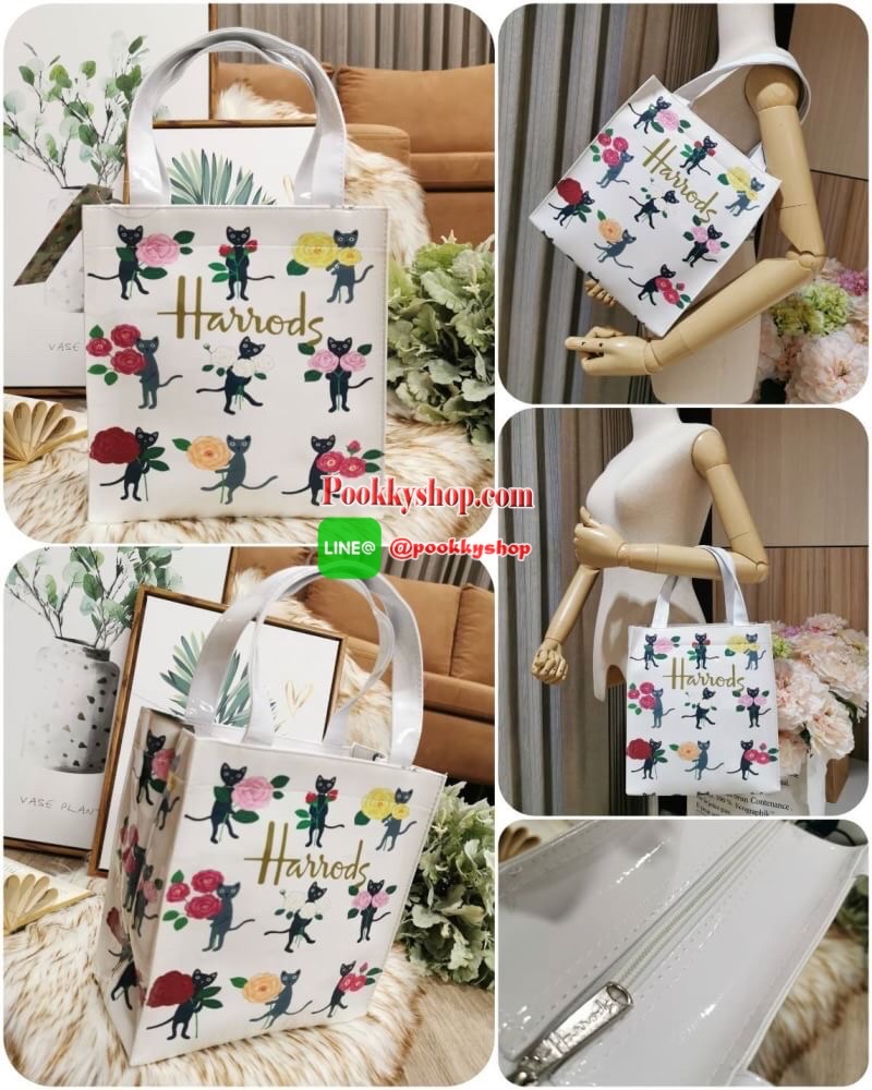 ลายนี้เข้าแล้วนะคะ! พร้อมส่งไอเท็มยอดนิยม! Harrods London Top-handle Shopping Bag กระเป๋า Shopping แบรนด์ดังจากอังกฤษรุ่นยอดนิยมวัสดุ PVC+Polyester 100% ของแท้เนื้อหนาอยู่ทรงกันน้ำ ขนาดกำลังดี น้ำหนักเบา เปิดปิดด้วยซิปสะดวกใช้หัวซิปปั้มโลโก้แบรนด์อะไหล่เง
