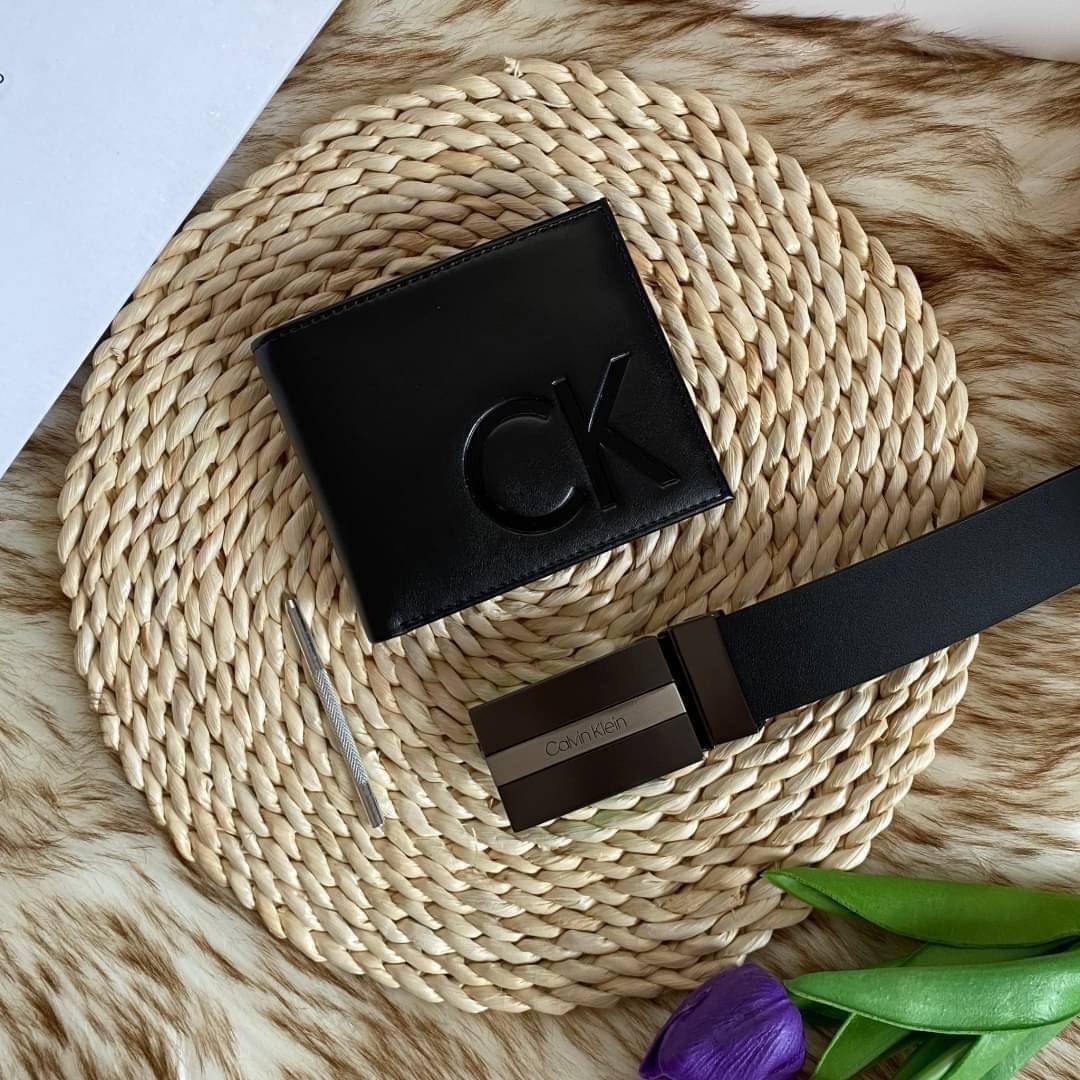 Calvin Klein Leather Belt & Wallet Set Setกระเป๋าสตางค์+เข็มขัด กระเป๋าสตางค์ด้านหน้าปั๊มชื่อแบรนด์ มีช่องใส่บัตร ช่องใส่ธนบัตร 2 ช่อง และช่องเก็บเหรียญ เข็มขัดหนังแท้ปั๊มแบรนด์ สามารถสลับใช้ได้ทั้ง 2 ด้าน เข็มขัดปรับระดับได้ 5 ระดับ มาพร้อมที่เจาะรูจ้า