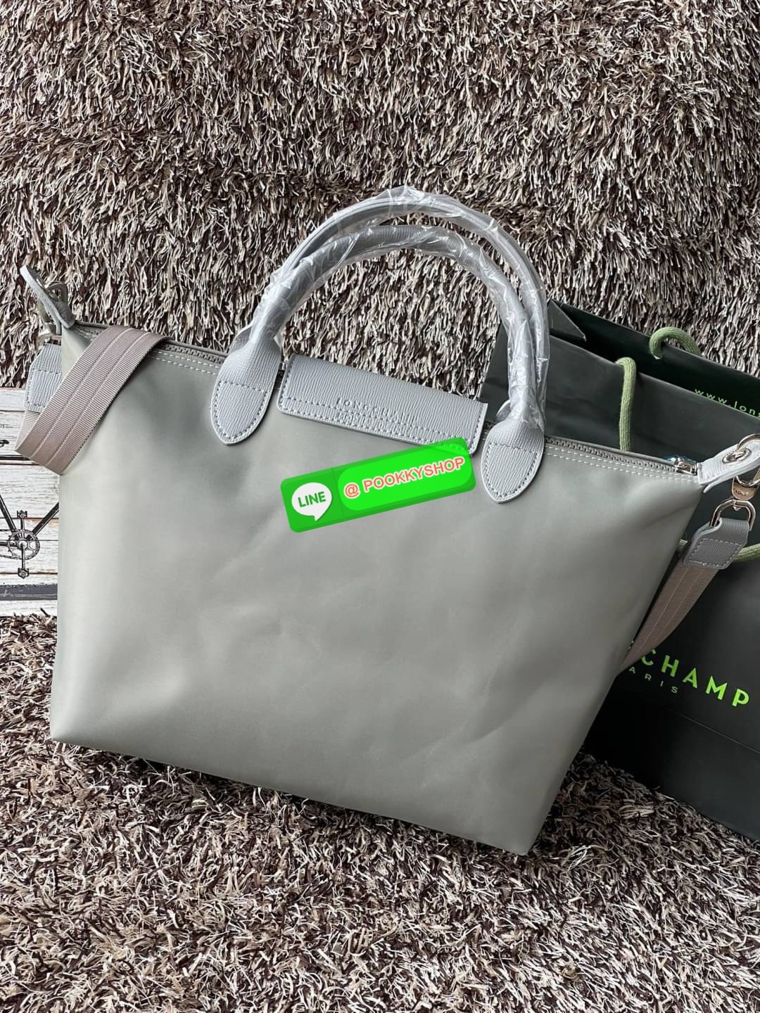 Longchamp Le Pliage Neo Size M มาพบกับกระเป๋ารุ่นยอดนิยม ที่สาวๆ ต้องมีไว้เก็บไว้สักใบ กระเป๋าโท้ทใบนี้ มาพร้อมกับสีที่มีสไตล์เรียบง่าย มีสายสะพายยาวช่วยให้คุณสามารถสะพายไหล่ได้อย่างสบาย ในขณะที่ที่ปิดแบบซิปช่วยให้คุณมั่นใจได้ว่าของด้านในมีความปลอดภัย Le