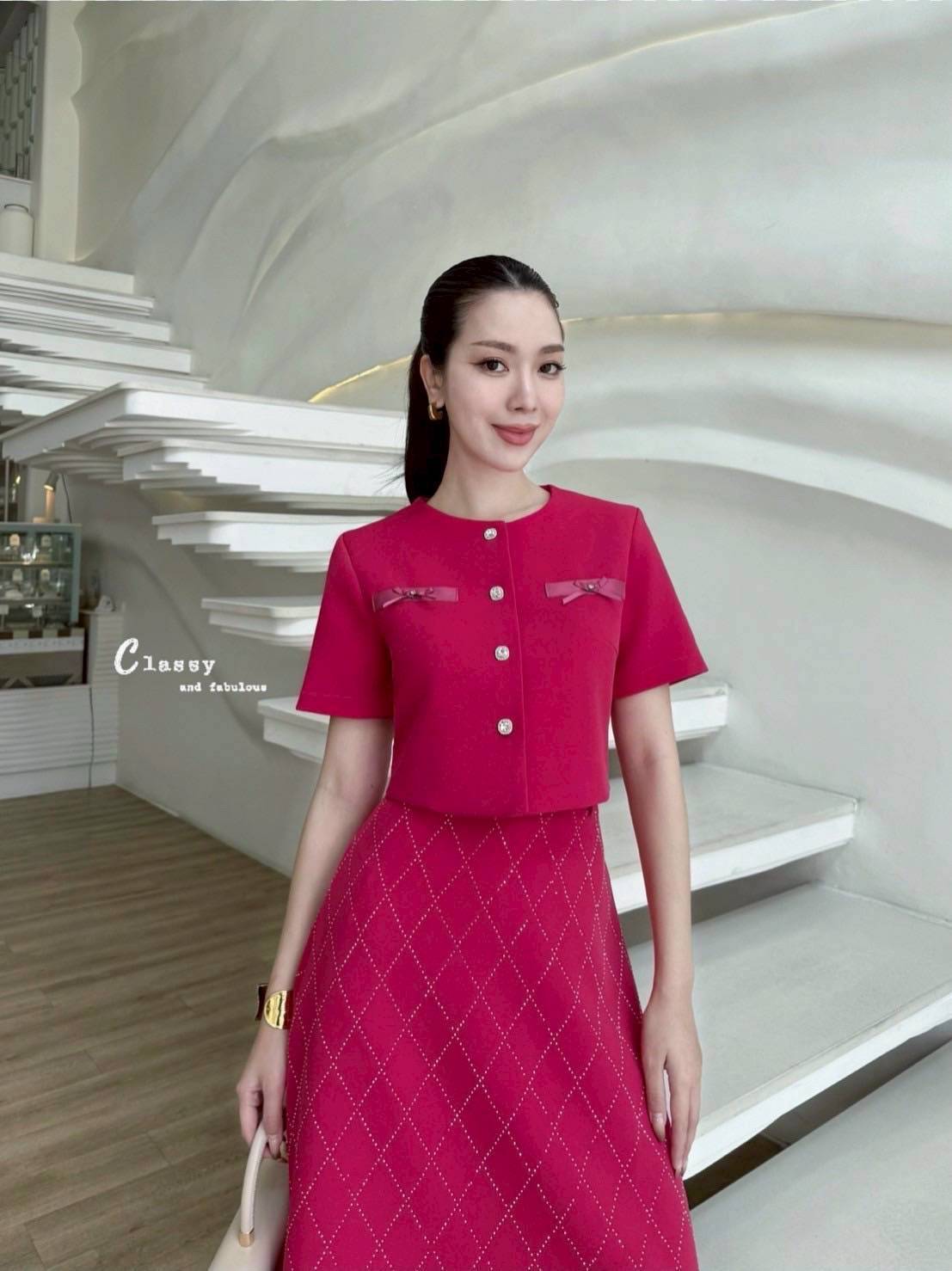 ชุดเซทแฟชั่น set เสื้อผ้าพื้นคอกลมแขนสั้นติดโบว์กระดุมเพชรด้านหน้า + กระโปรงยาวเพชร