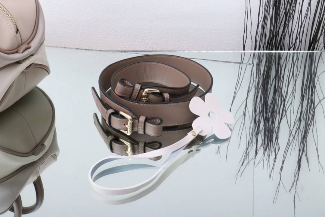 กระเป๋าลูกมะเฟืองยอดฮิต ดาราเซเลปใช้กันเยอะมาก งานตั้งใจผลิตกว่าจะได้มา แก้งานข้ามปี หลายรอบเพื่อความเป๊ะ งานสวยหนังสวย แถมฟรี!! ที่ห้อยลายดอกไม้ โอ้ย!!สวยเป๊ะขนาดนี้จะพลาดได้งัย