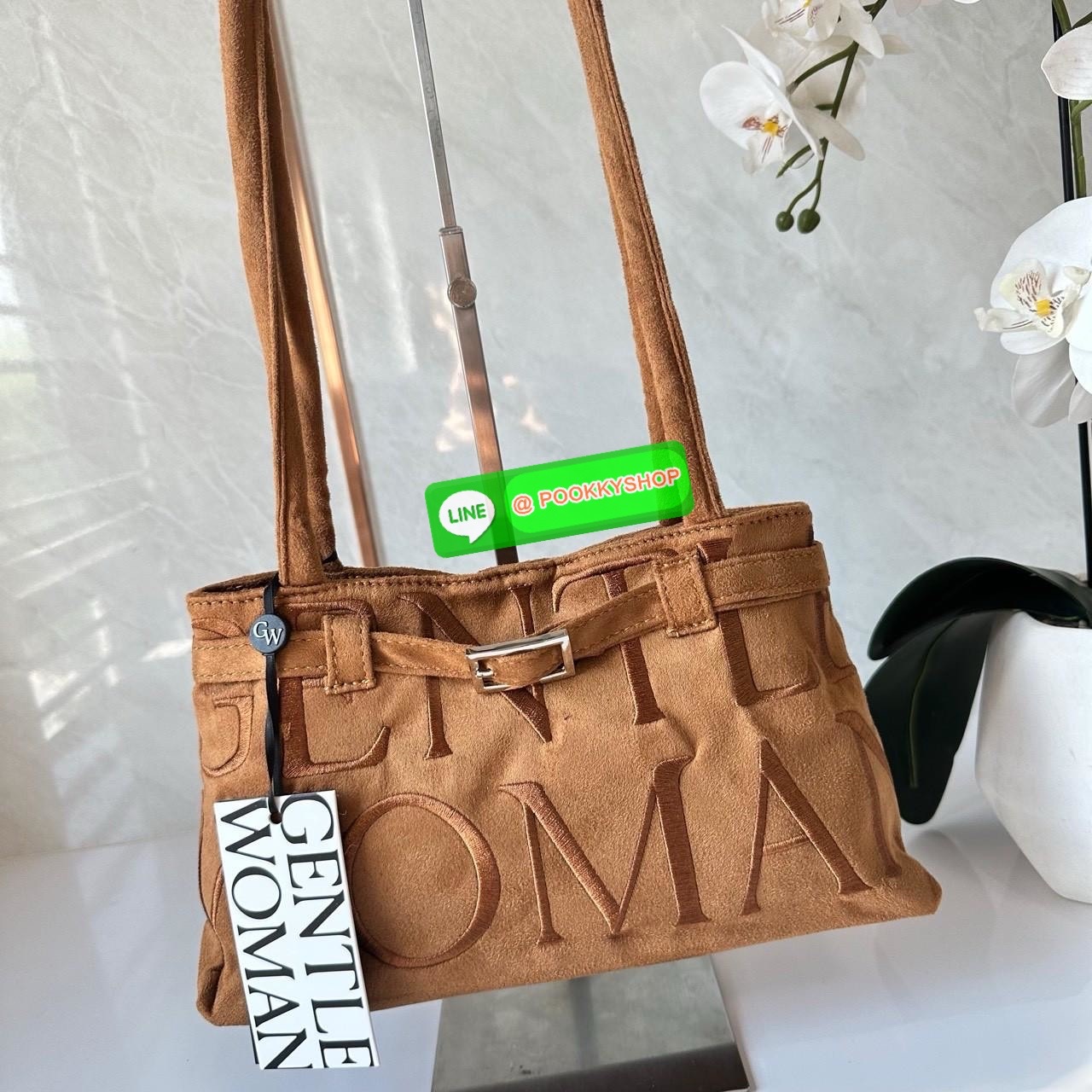 GENTLEWOMAN SUEDE BALLERINA BAG 🔖กระเป๋า Ballerina Bag ในวัสดุหนังกลับ (suede edition) พร้อมโลโก้ปักสีเดียวและรายละเอียดหัวเข็มขัด ทำให้ดูเก๋มีสไตล์โดดเด่น 🔖วัสดุ: หนังกลับ 🔖เปิด-ปิดแบบสแน๊บแม่เหล็ก ภายช่องโล่งกว้างจุของได้เยอะ