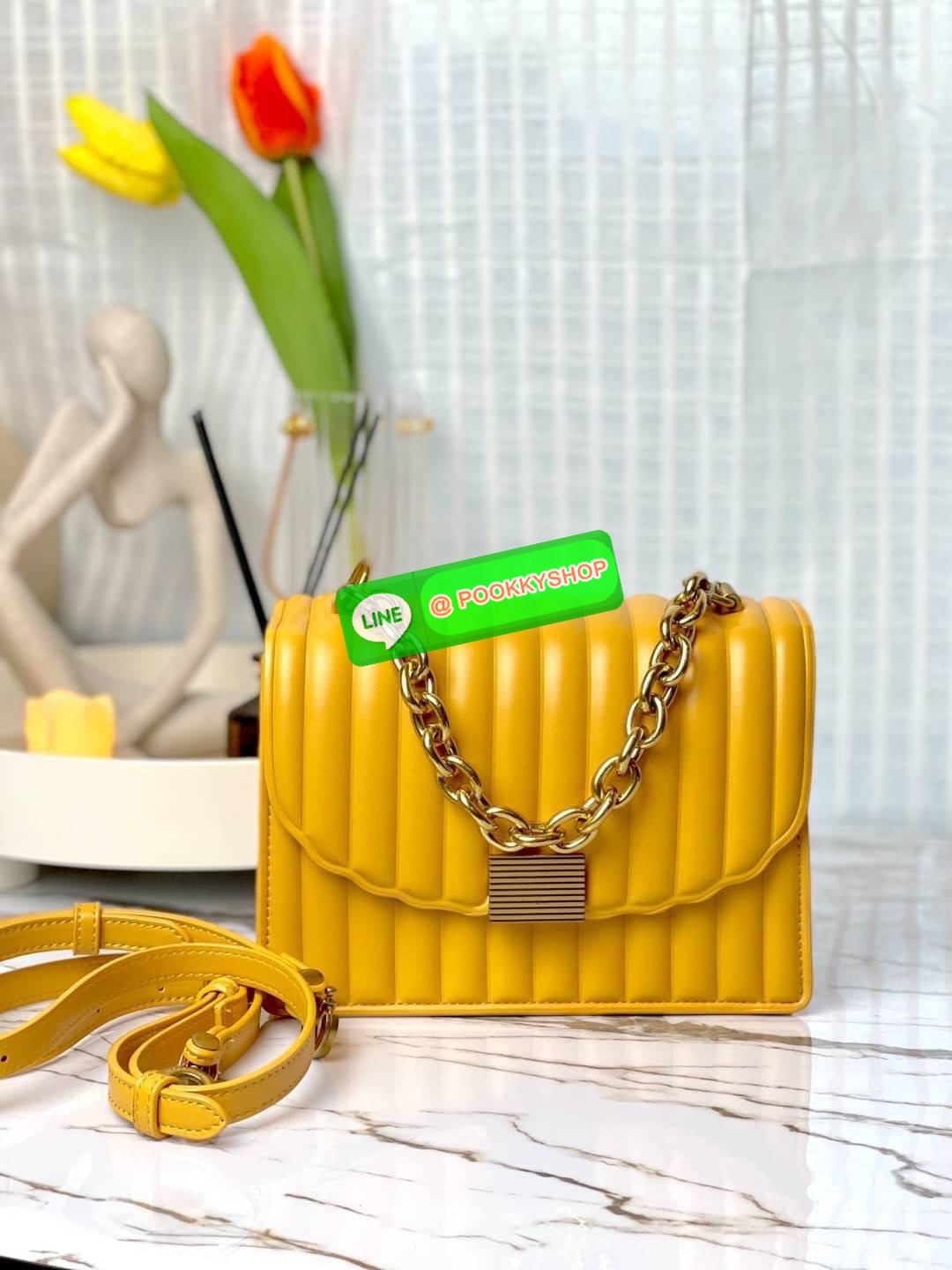 Charles & Keith Panelled Chain Handle Bag กระเป๋าสะพายรุ่นใหม่ชนช็อป รุ่นนี้จะถือคล้องแขน/สะพายแบบสายยาวได้หลายแบบ มีหูโซ่สีทองสวยหรู เปิดปิดแบบตัวเปิดล็อก ภายในแบ่งเป็น 3 ช่อง เป็นช่องซิปตรงกลาง ใส่ IPhone pro max และกระเป๋าเงินใบสั้นได้ค่ะ สายสะพายยาวถอ