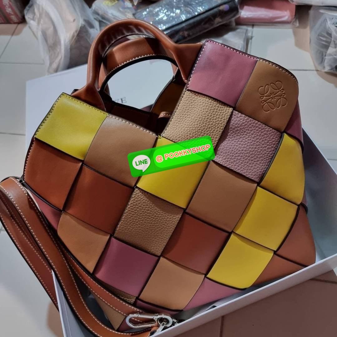 LOEWE SURPLUS LEATHER WOVEN BASKET BAG IN CLASSIC CALFSKIN ใหม่ล่าสุดและสวยที่สุด กระเป๋าสะพานที่ถักทอด้วยความปราณีต โดดเด่นด้วยสีที่จับมาคอนทราสได้ลงตัว ใบใหญ่จุได้แบบเน้นๆ วัสดุหนังวัวแท้เต็มใบ หรูเลิศ ปากกระเป๋ามีสายหนังสำหรับผูกรวบปากกระเป๋า ภายในโล่ง